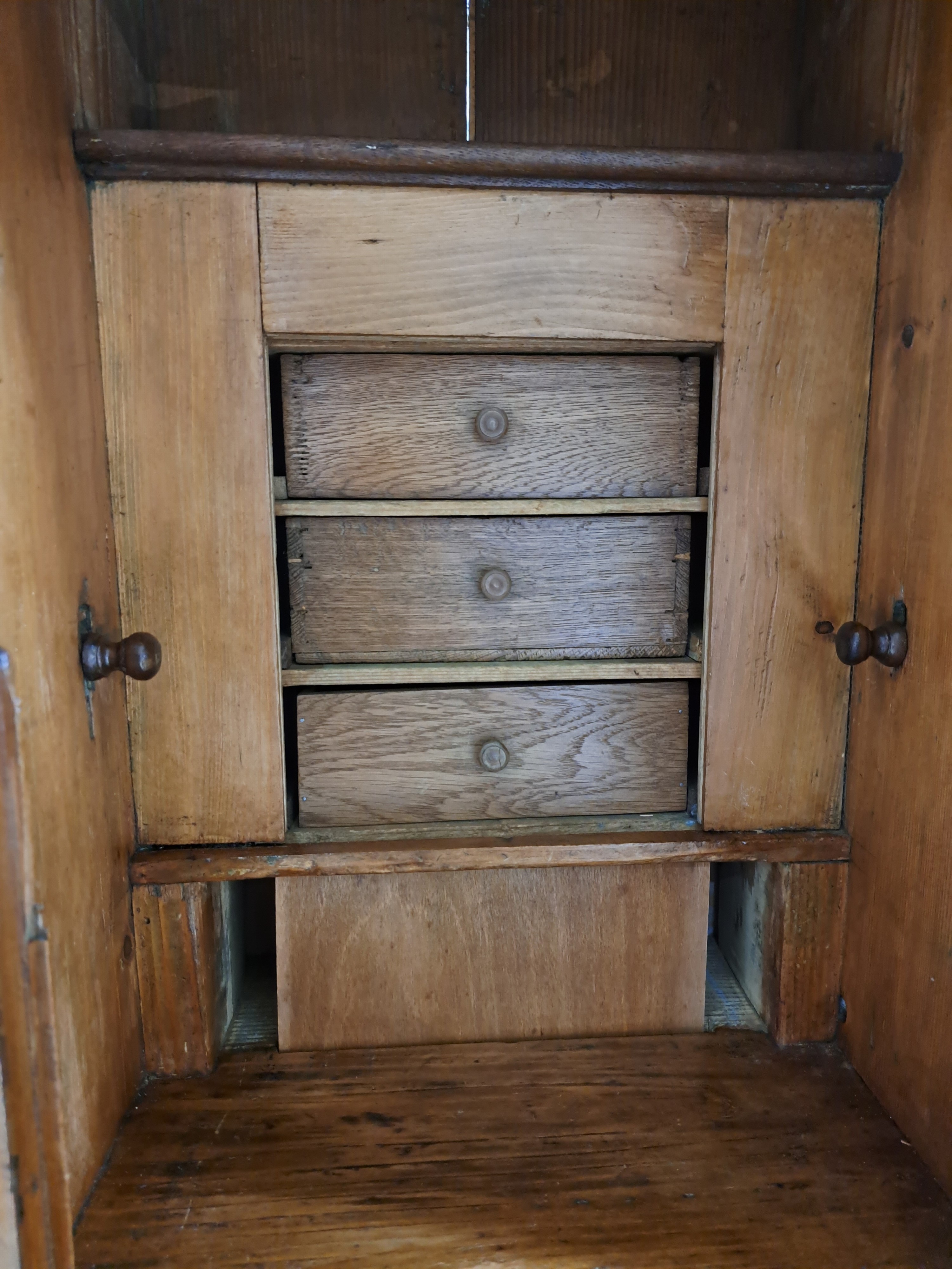 Detail g: Tabernakel/ à Trois Corps, um 1750, Nußbaumfurnier, Bandeinlagen in Pflaume, Kommodenunterteil mit 2 Schubladen wohl ergänzt um 1800, ...