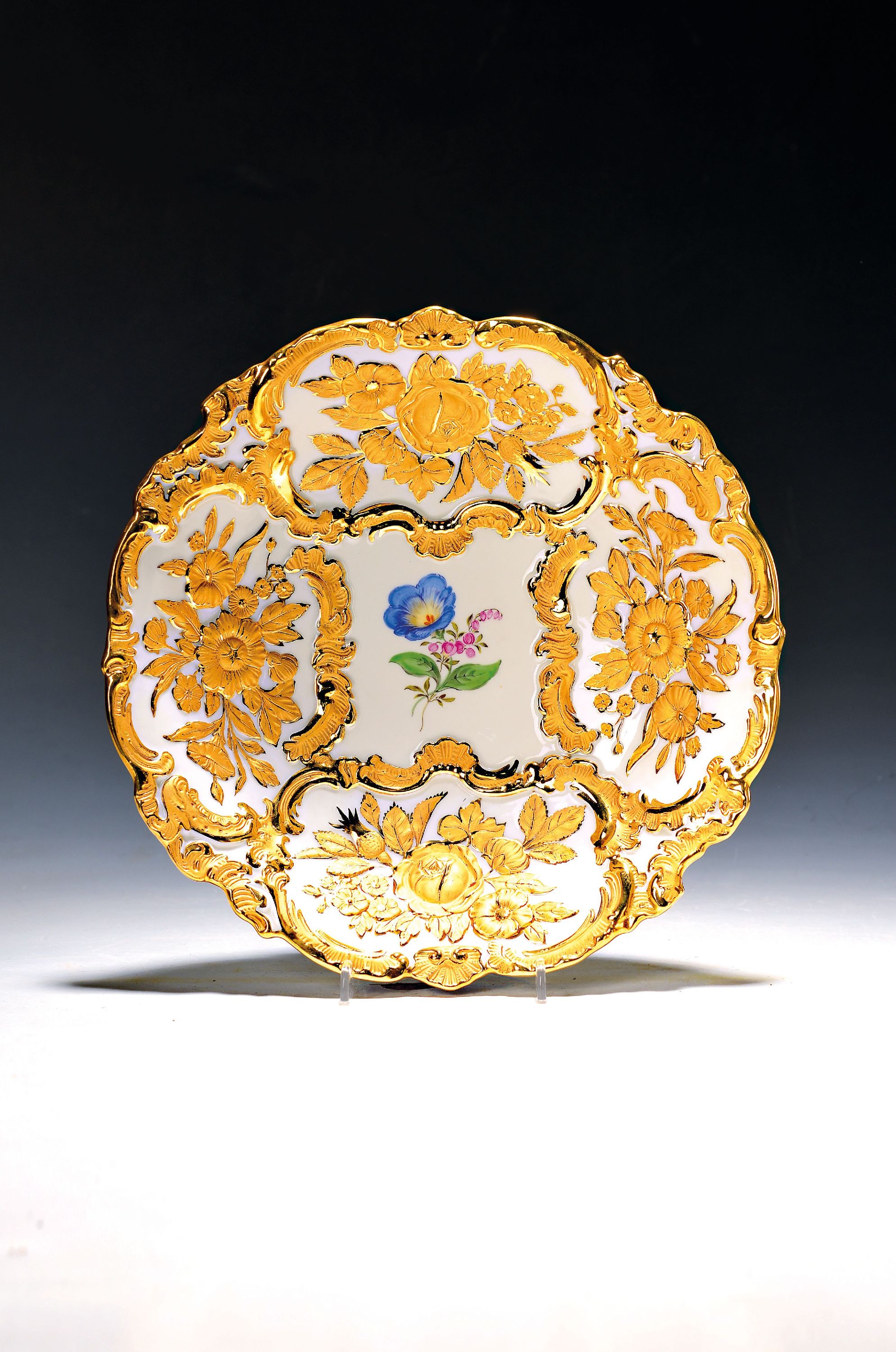 Image 27102758 - Magnificent bowl, Meissen, 1970s, 2nd choice, in relief and richly matt and shiny gold- ...