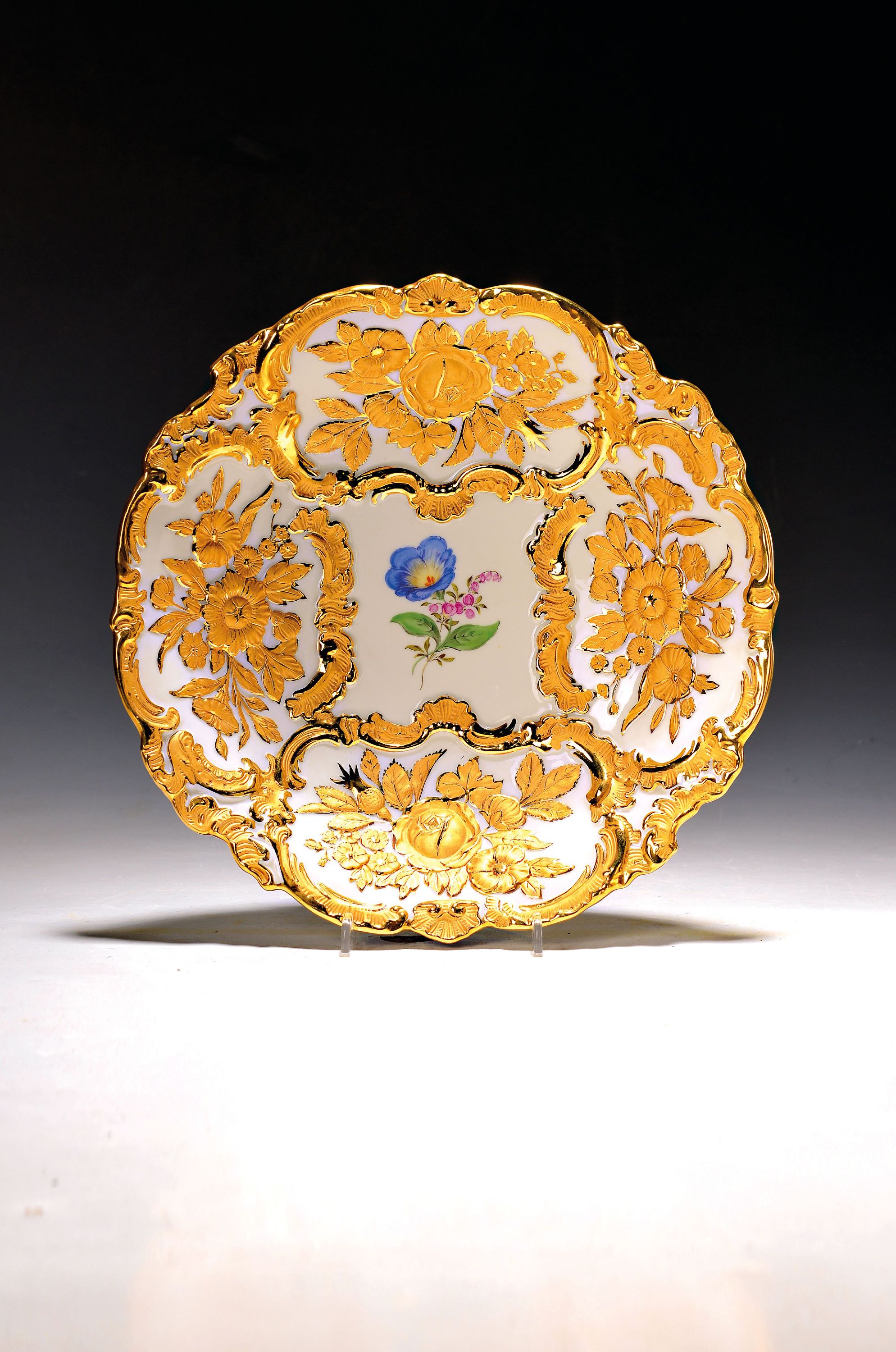 Detail a: Prunkschale, Meissen, 1970er Jahre, 2. Wahl, reliefiert und reich matt- und glanzvergoldet, mittig bunte Blumenmalerei, D.ca. 27cm