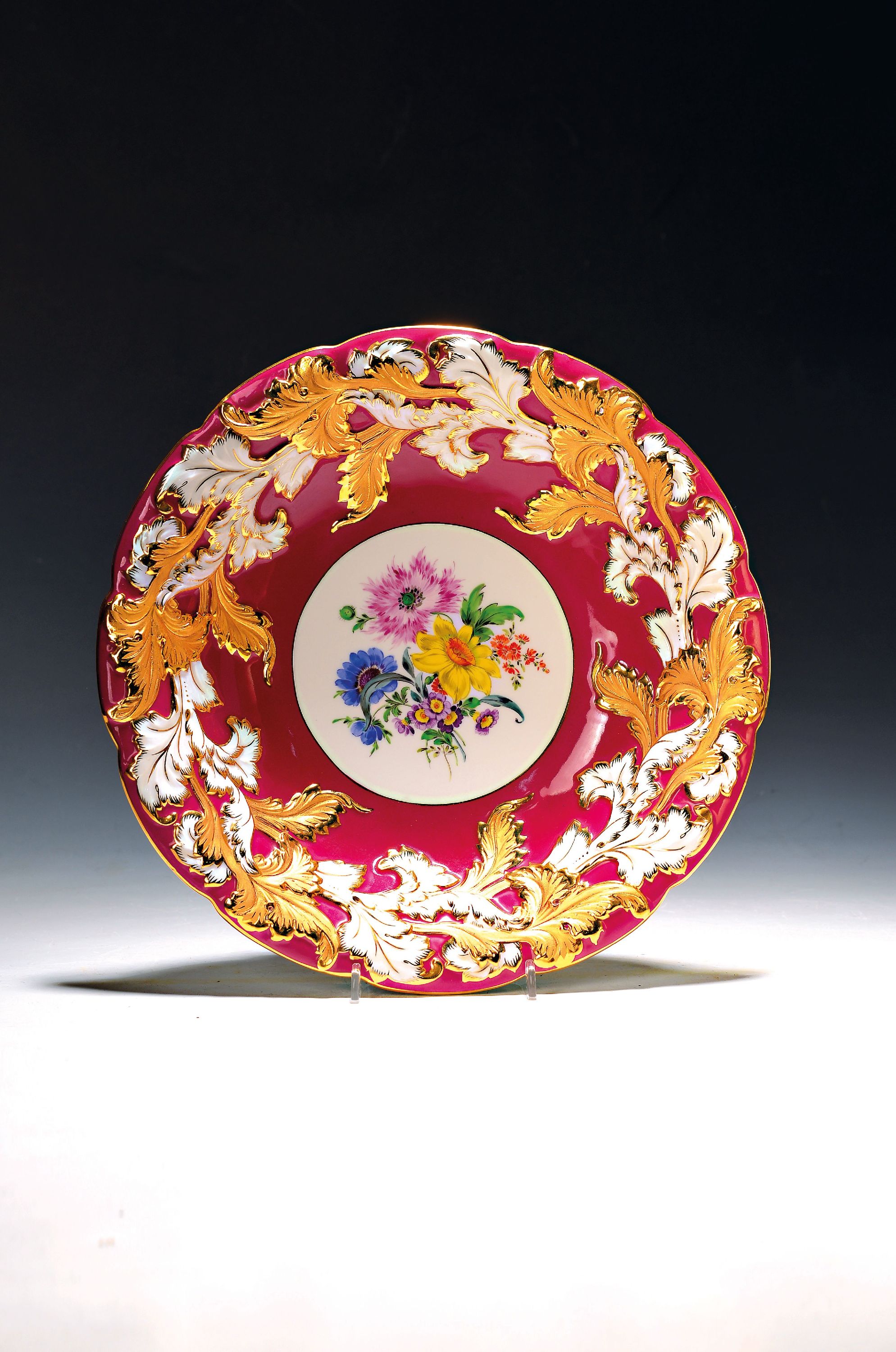 Image 27102762 - Prunkschale, Meissen, 1970er Jahre, 1. Wahl, reliefiert, matt- und glanzvergoldet, ...