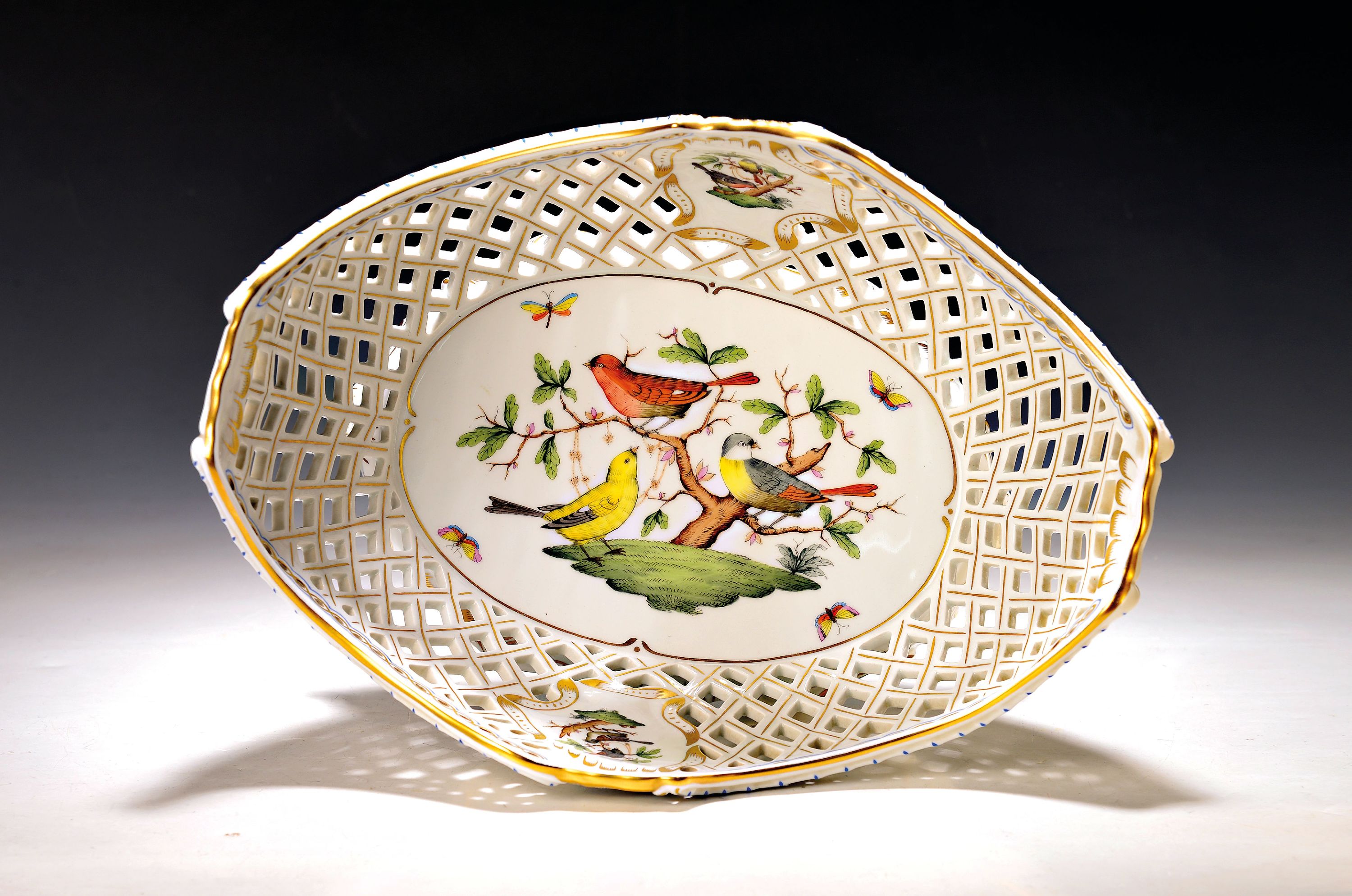 Detail a: Große Korbschale, Herend Ungarn, 20. Jh., Dekor Rothschild im Fond und in 4 Kartuschen, Goldstaffage, ca. 16.5x40x30cm