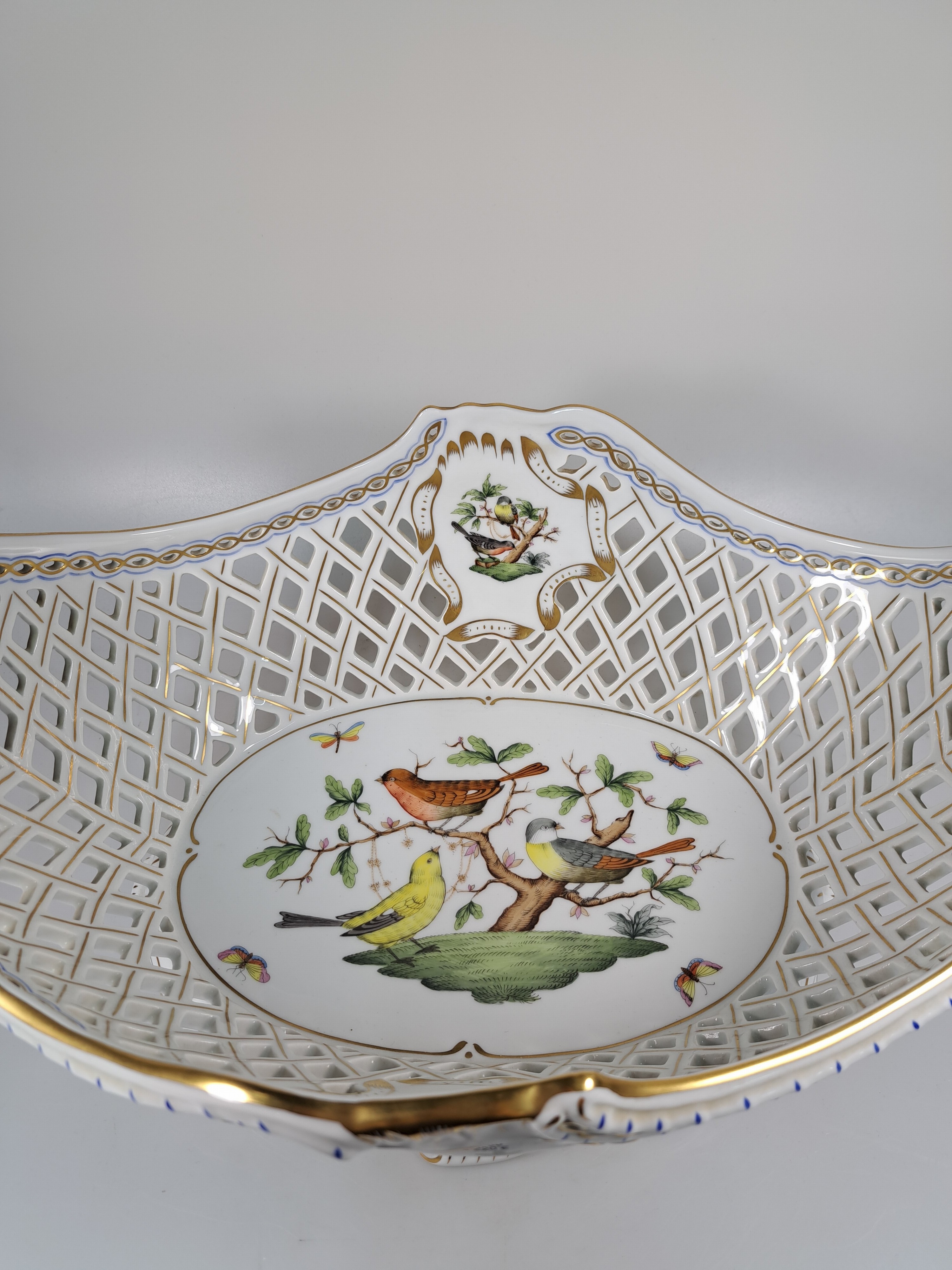 Detail b: Große Korbschale, Herend Ungarn, 20. Jh., Dekor Rothschild im Fond und in 4 Kartuschen, Goldstaffage, ca. 16.5x40x30cm