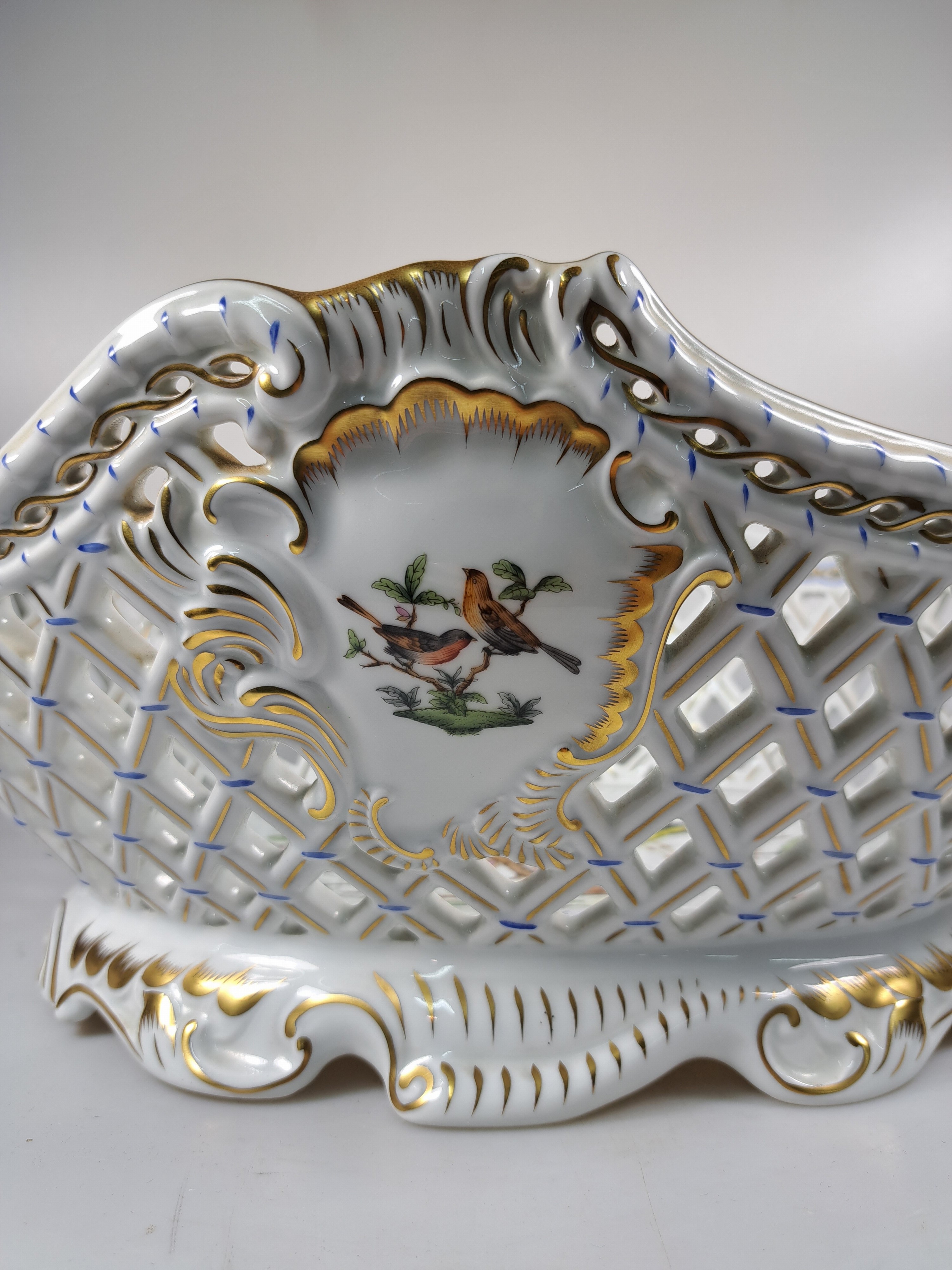 Detail f: Große Korbschale, Herend Ungarn, 20. Jh., Dekor Rothschild im Fond und in 4 Kartuschen, Goldstaffage, ca. 16.5x40x30cm