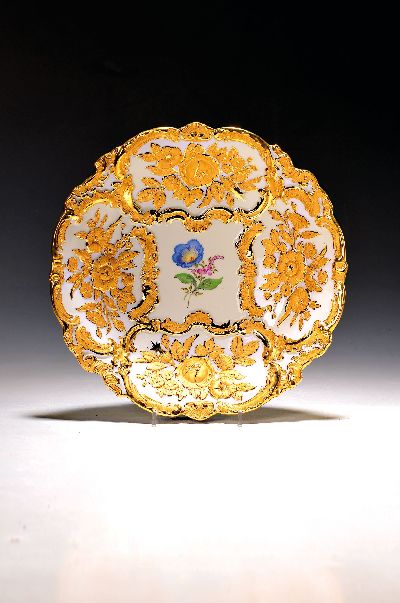 27102758a - Magnificent bowl, Meissen, 1970s, 2nd choice, in relief and richly matt and shiny gold- ...