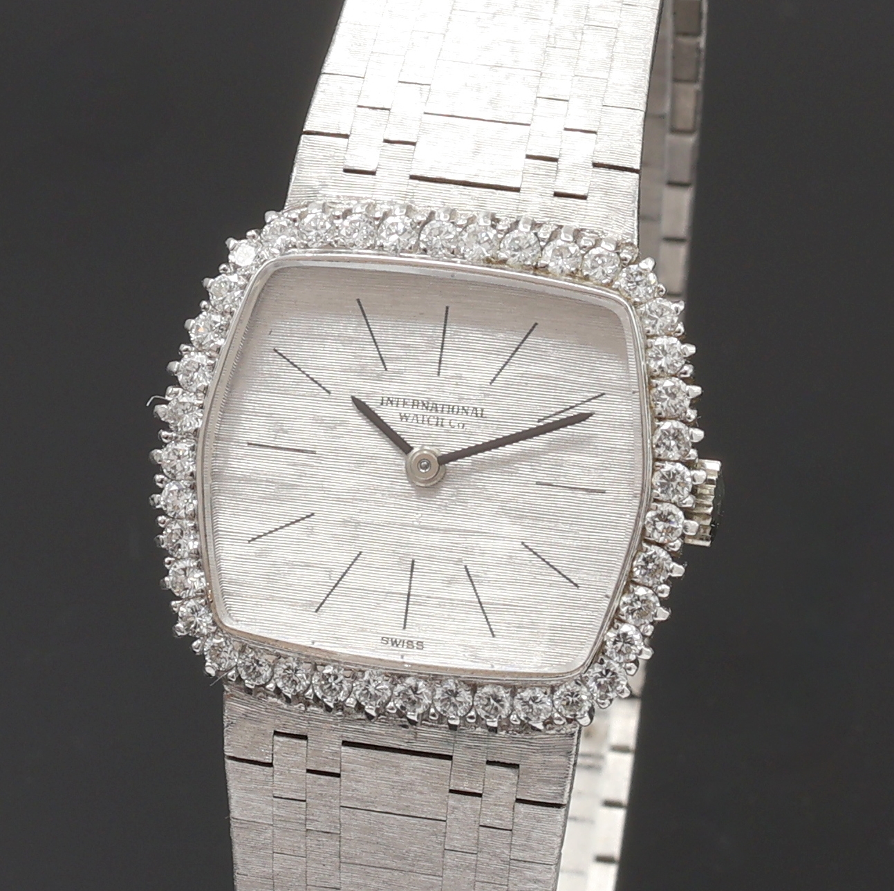 Detail a: IWC seltene Damenarmbanduhr in WG 750/000 mit Diamantlünette, Handaufzug, Schweiz um 1970, 2-teil., massives Goldgeh. inkl. orig. Band, Lünette ...