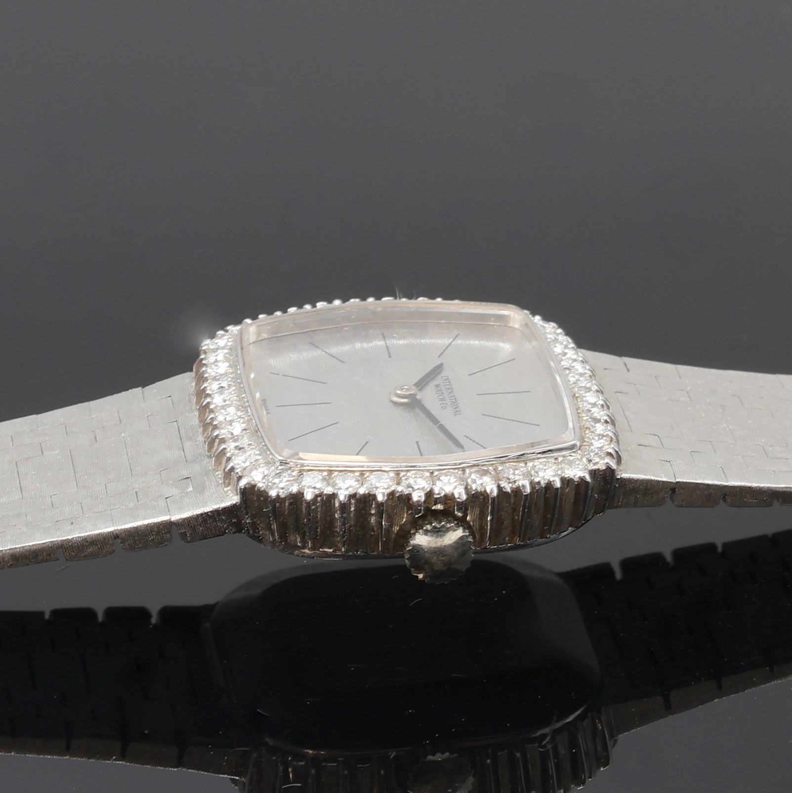 Detail d: IWC seltene Damenarmbanduhr in WG 750/000 mit Diamantlünette, Handaufzug, Schweiz um 1970, 2-teil., massives Goldgeh. inkl. orig. Band, Lünette ...