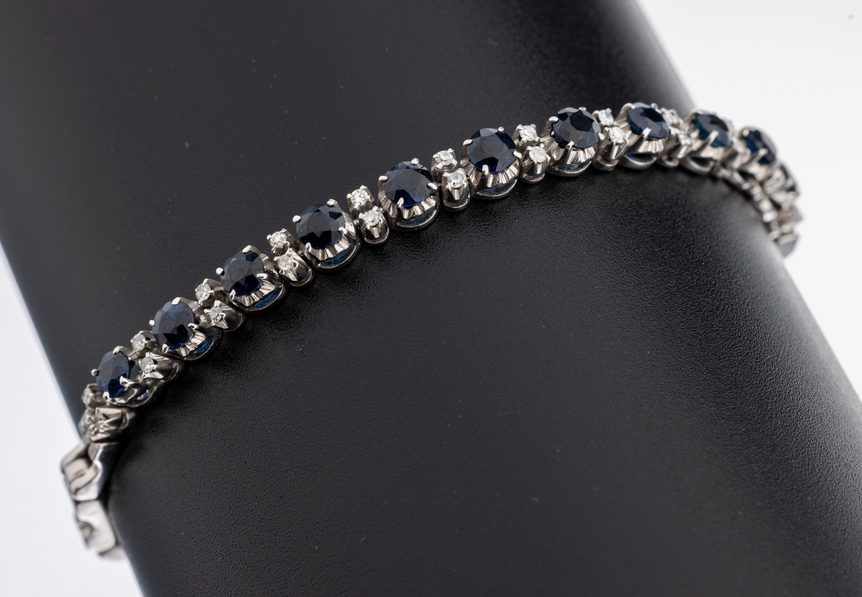 Image 27103439 - 14 kt Gold Saphir-Diamant-Armband, WG 585/000, 11 rundfacett. Saphire zus. ca. 1.20 ct, ...