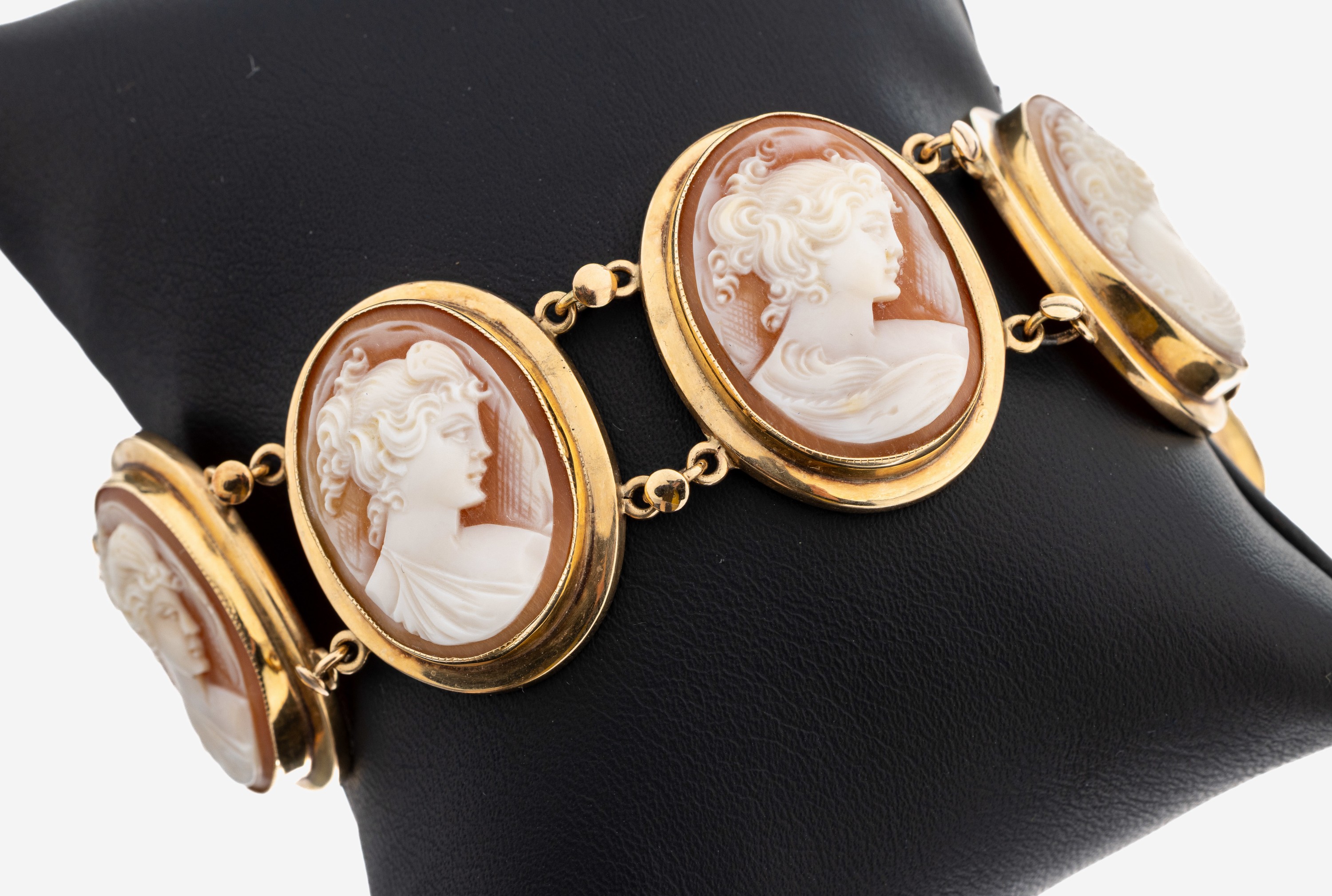 Image 27103442 - 14 kt Gold Kamee-Armband, 1950er-60er Jahre, GG 585/000, 7 ovale Muschelkameen, ...