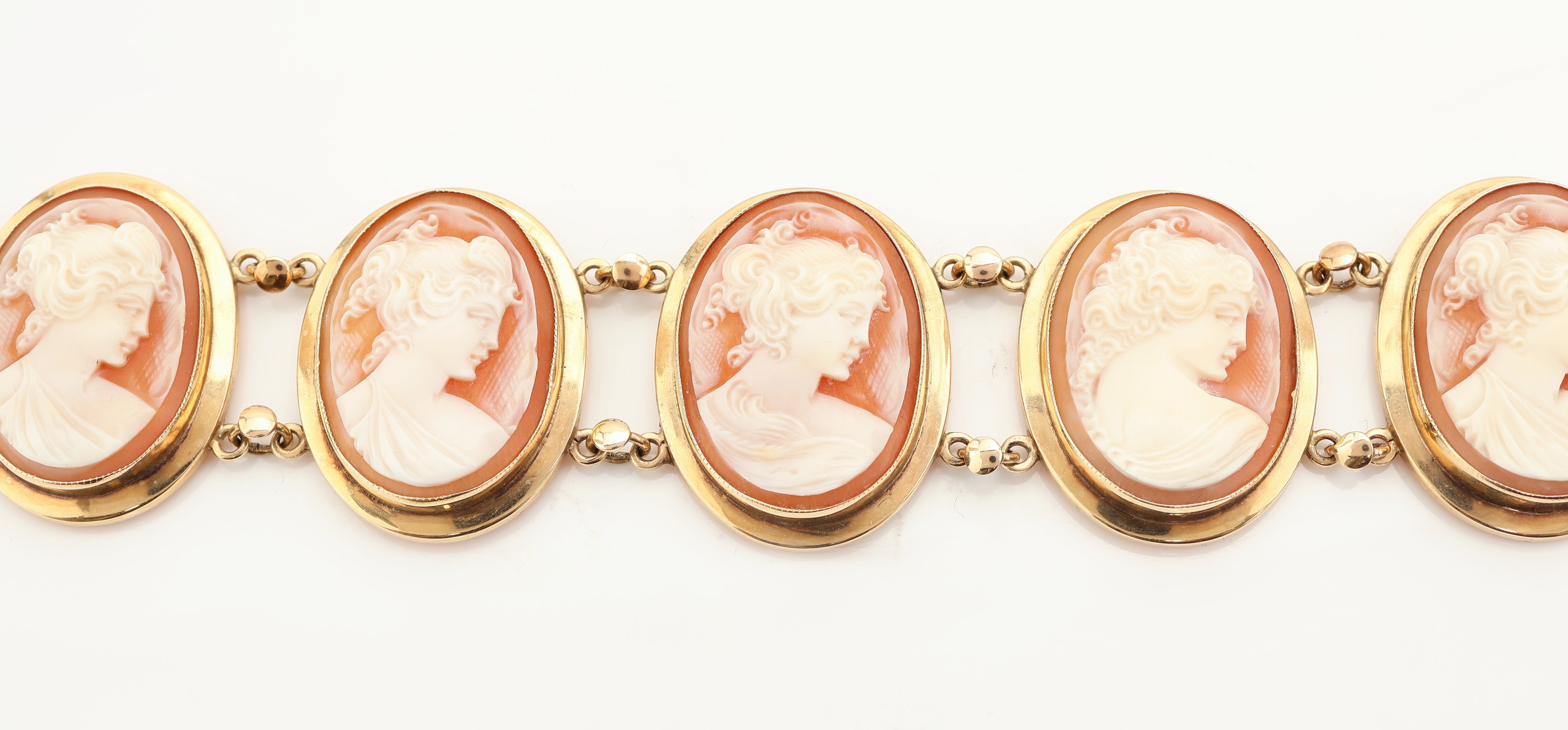 Detail a: 14 kt Gold Kamee-Armband, 1950er-60er Jahre, GG 585/000, 7 ovale Muschelkameen, Darstellung einer jungen Dame im Profil, schlichte Fassungen, L. ca. ...