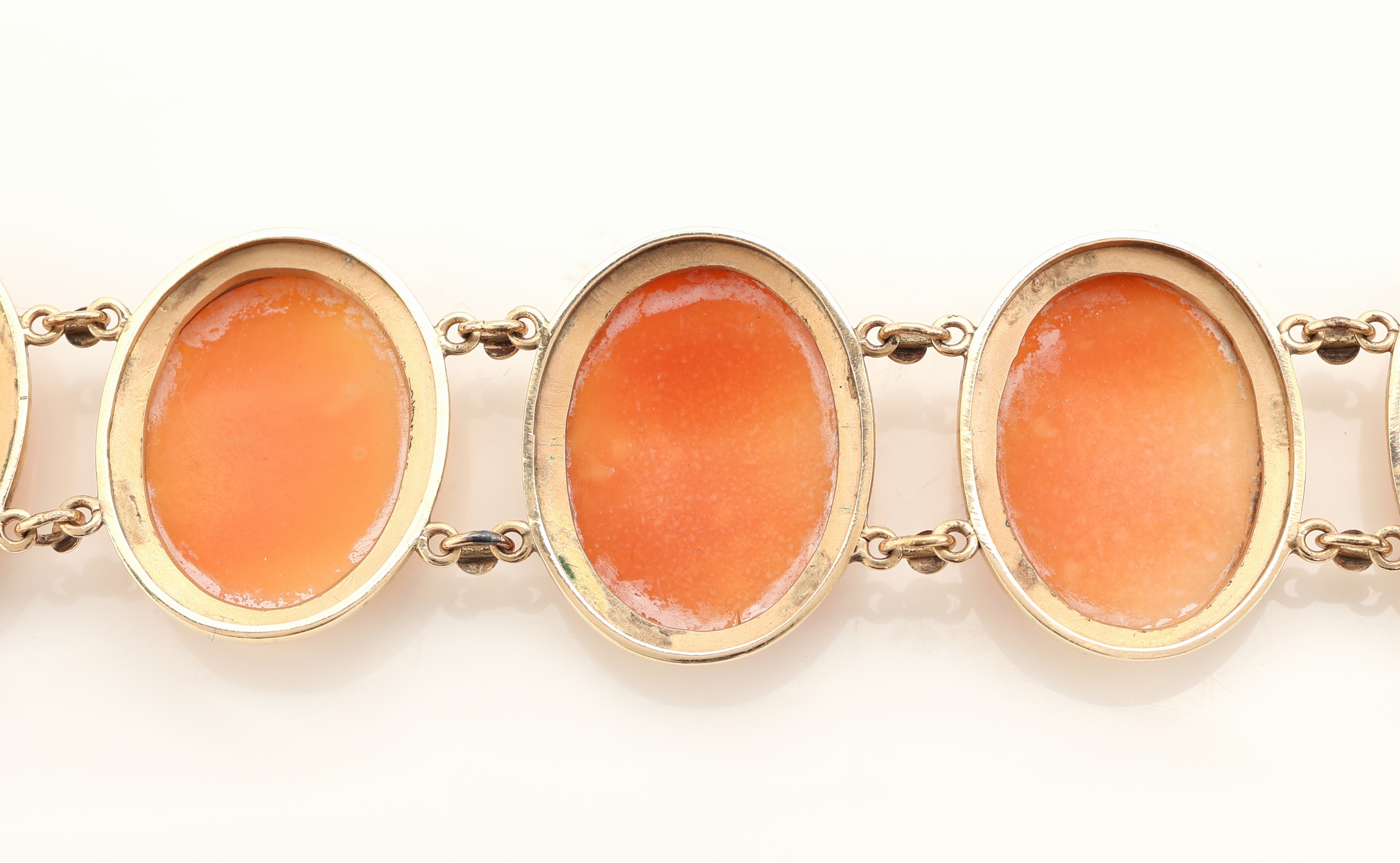 Detail b: 14 kt Gold Kamee-Armband, 1950er-60er Jahre, GG 585/000, 7 ovale Muschelkameen, Darstellung einer jungen Dame im Profil, schlichte Fassungen, L. ca. ...
