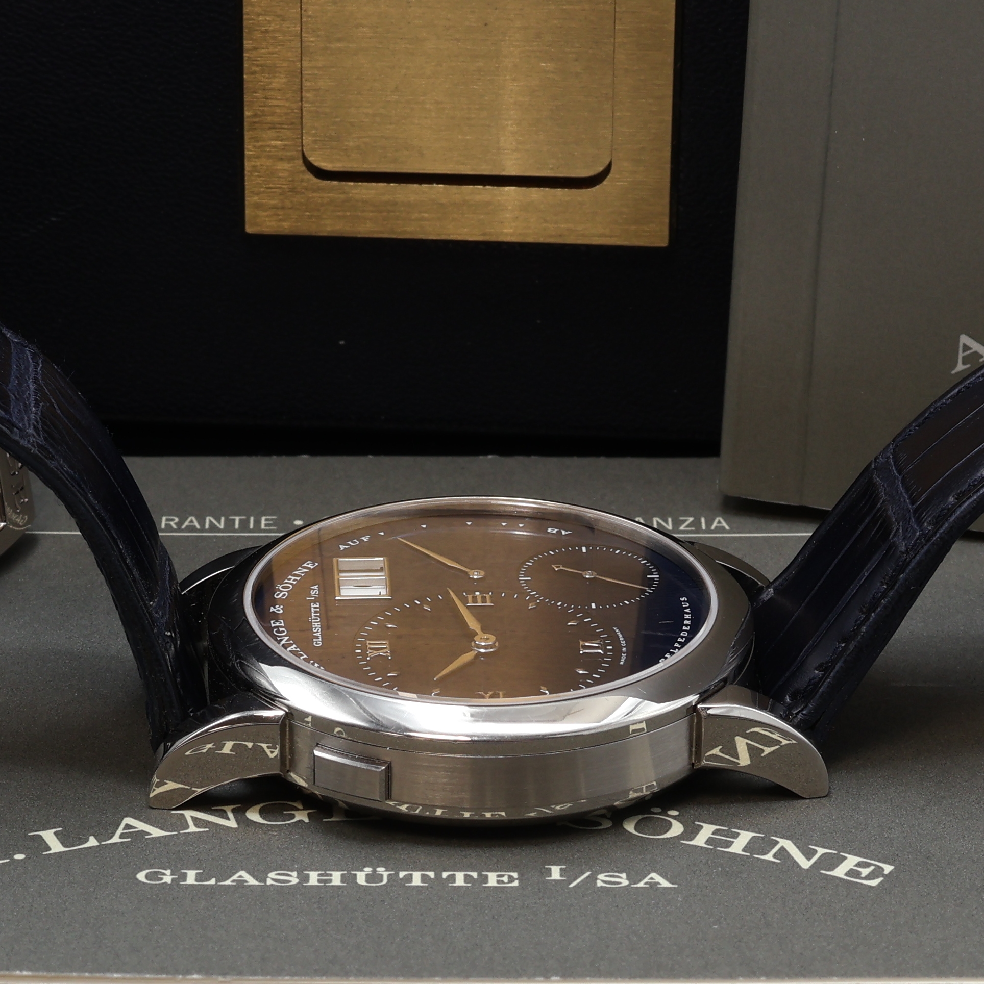 Detail e: A. LANGE & SÖHNE hochfeine Herrenarmbanduhr Modell Lange 1 in WG 750/000 Referenz 101.027, Deutschland verk. lt. beil. Pap. 10/2001, Handaufzug, ...