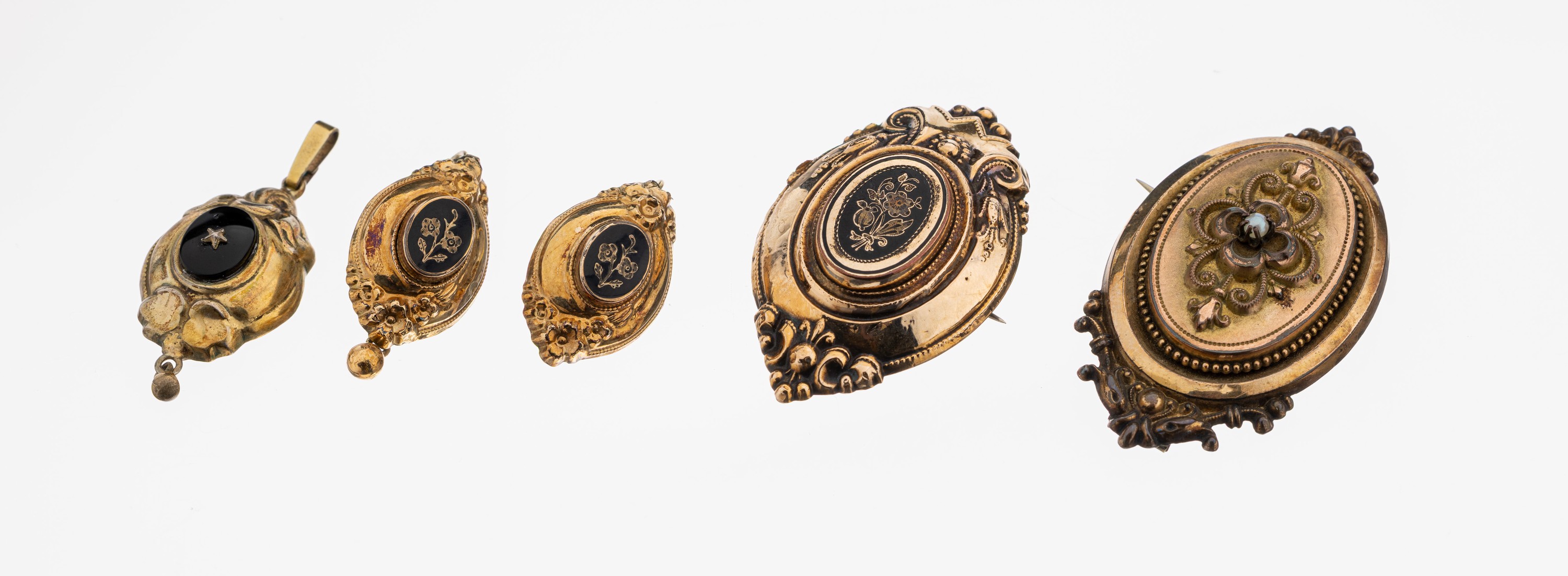 Image 27103452 - Biedermeier Konvolut, um 1860, Metall teilverg., best. aus: 2 Brosche, 1 Paar ...
