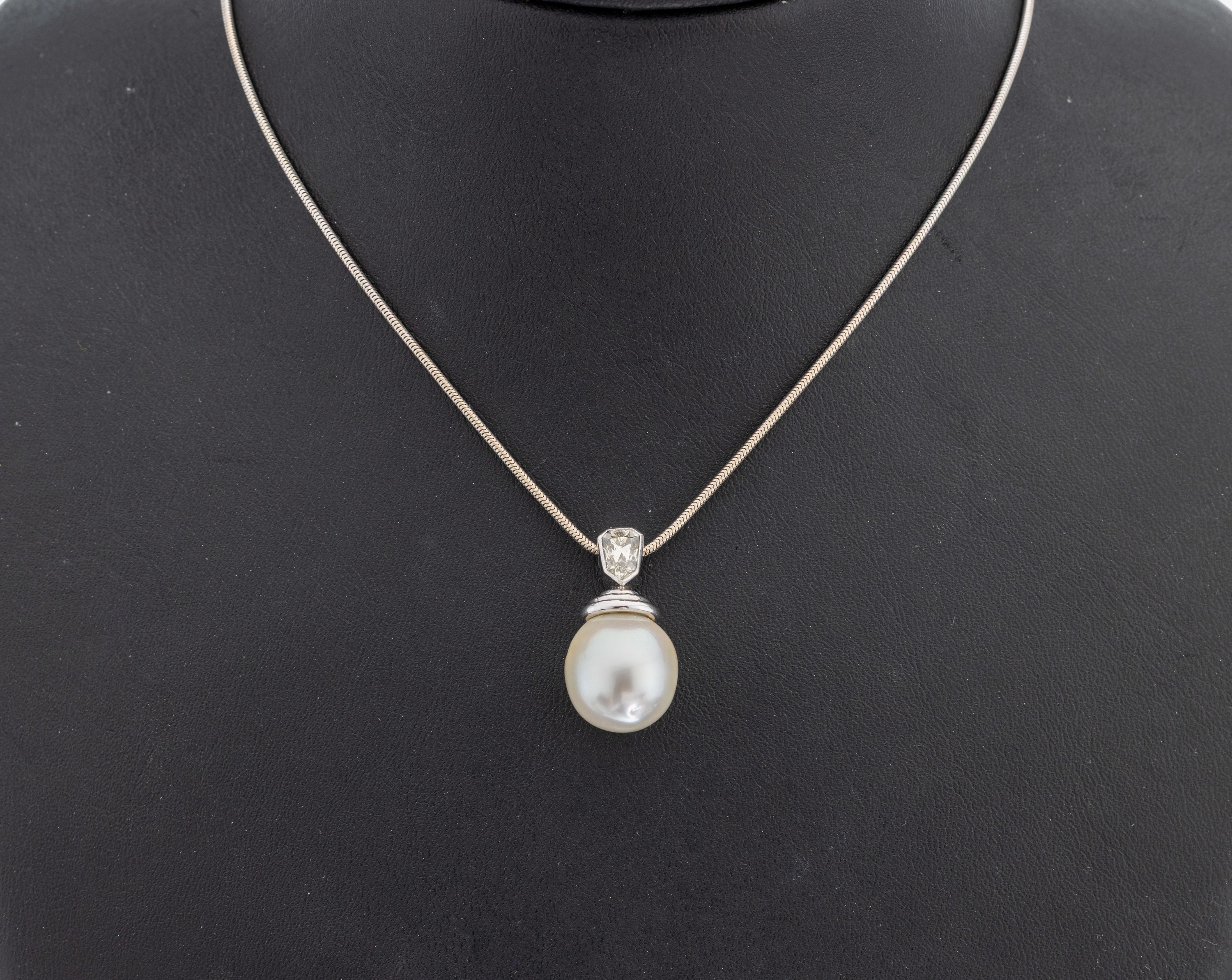 Image 27103456 - 18 kt Gold Perl-Diamant-Anhänger, WG 750/00gepr., Südseezuchtperle, l. unrund, D. ca. ...