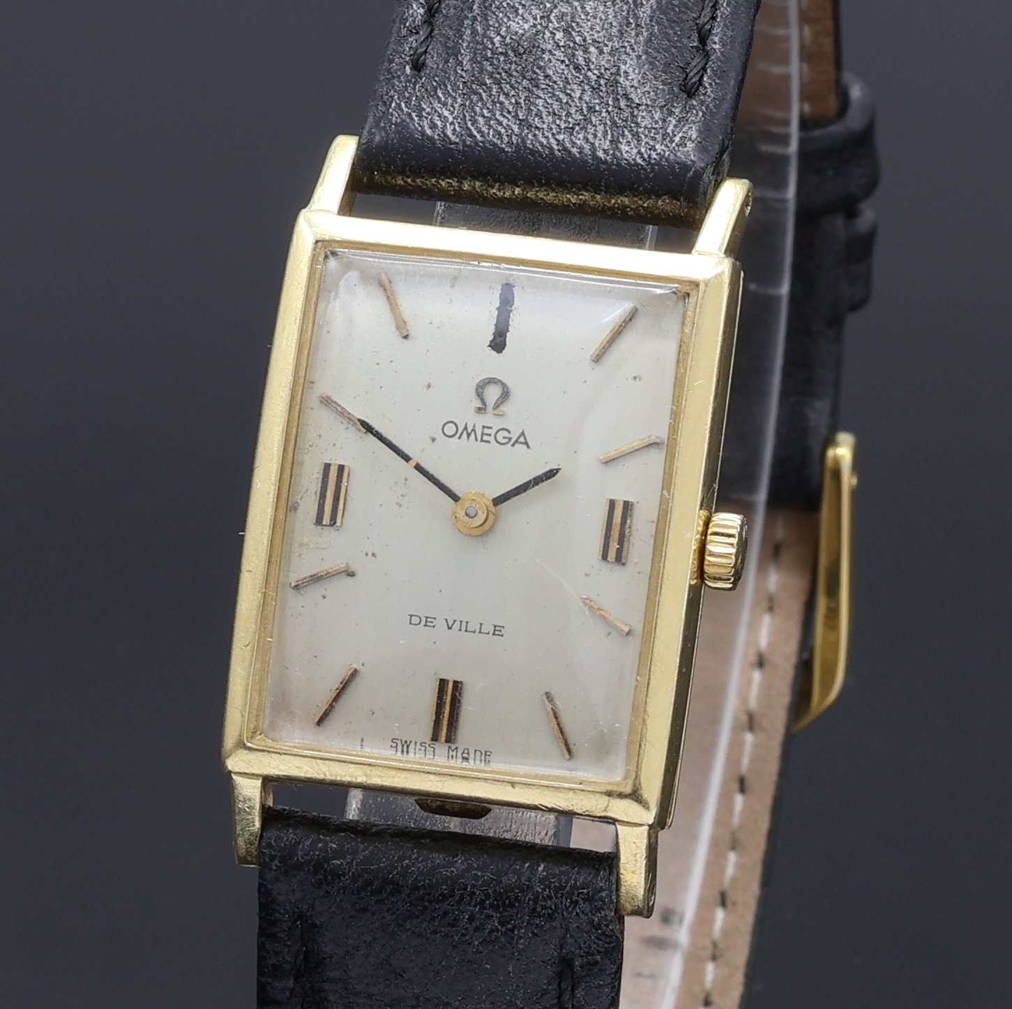 Detail a: OMEGA De Ville Armbanduhr in GG 750/000, Schweiz um 1969, Handaufzug, Boden aufgedr., silb. Zifferbl. pat./fl., gold. Std.-Ind. (fehl. b. 12), ...