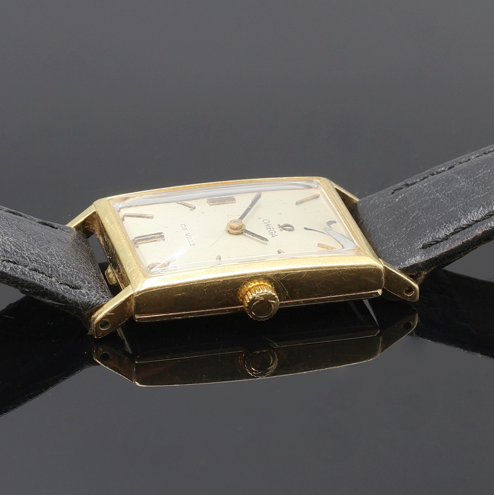 Detail b: OMEGA De Ville Armbanduhr in GG 750/000, Schweiz um 1969, Handaufzug, Boden aufgedr., silb. Zifferbl. pat./fl., gold. Std.-Ind. (fehl. b. 12), ...