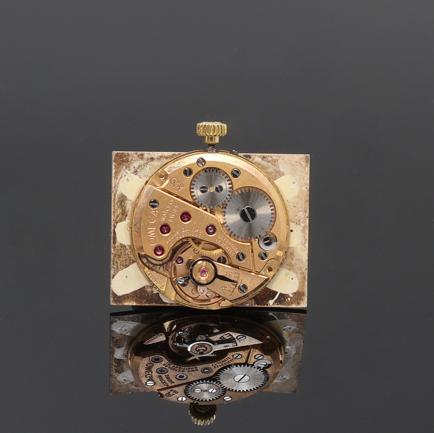 Detail d: OMEGA De Ville Armbanduhr in GG 750/000, Schweiz um 1969, Handaufzug, Boden aufgedr., silb. Zifferbl. pat./fl., gold. Std.-Ind. (fehl. b. 12), ...