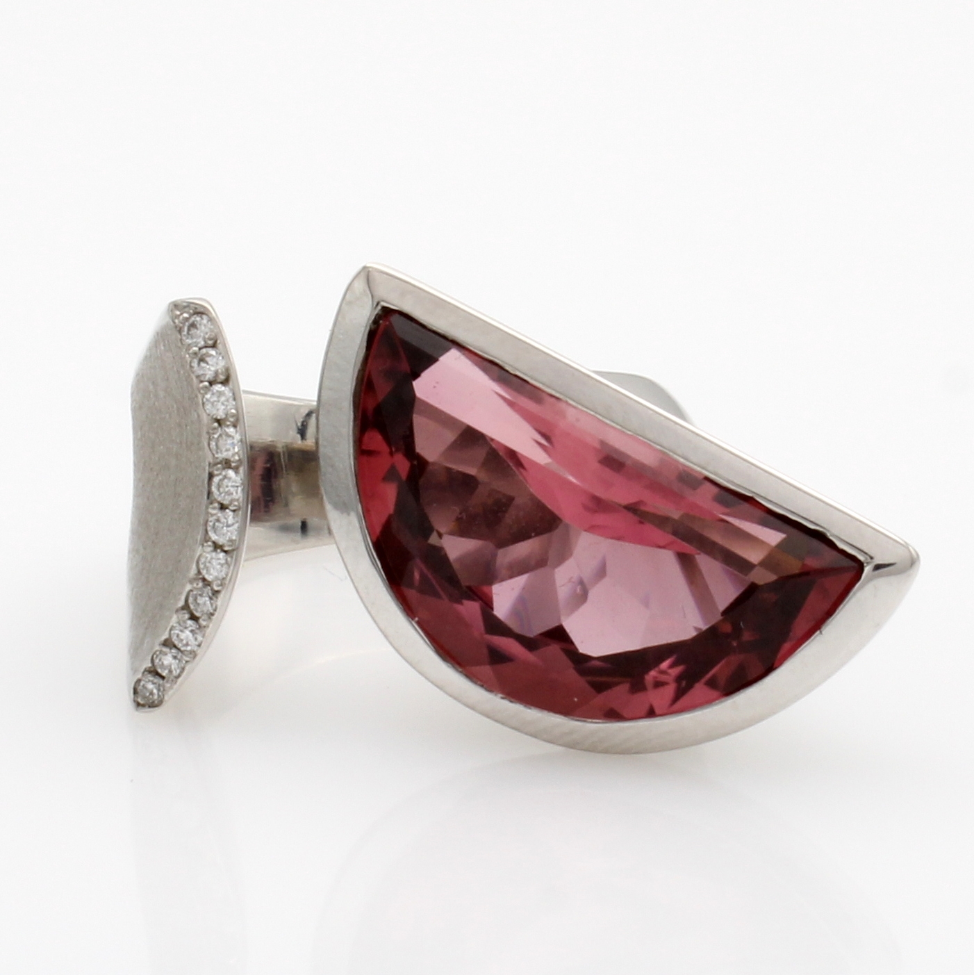 Image 27103476 - Ring mit Turmalin und Brillanten, WG 585/000, z.T. matt., Ringschiene offen, rosa ...