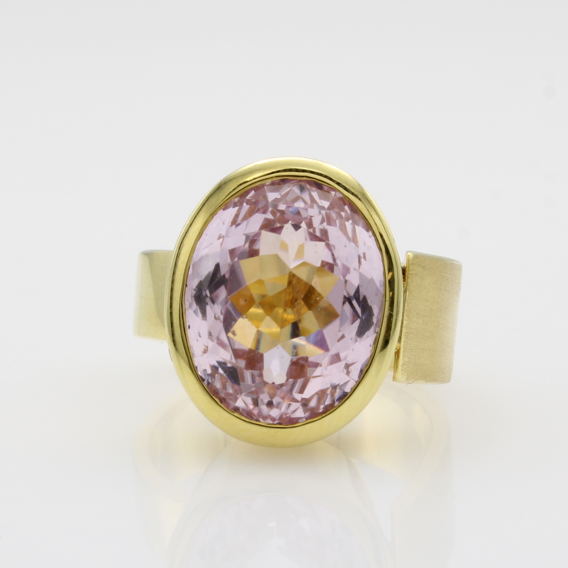 Image 27103478 - Ring mit Kunzit, GG 585/000, ovaler Kunzit ca. 12 ct, Ringschiene versetzt u. z.T. ...