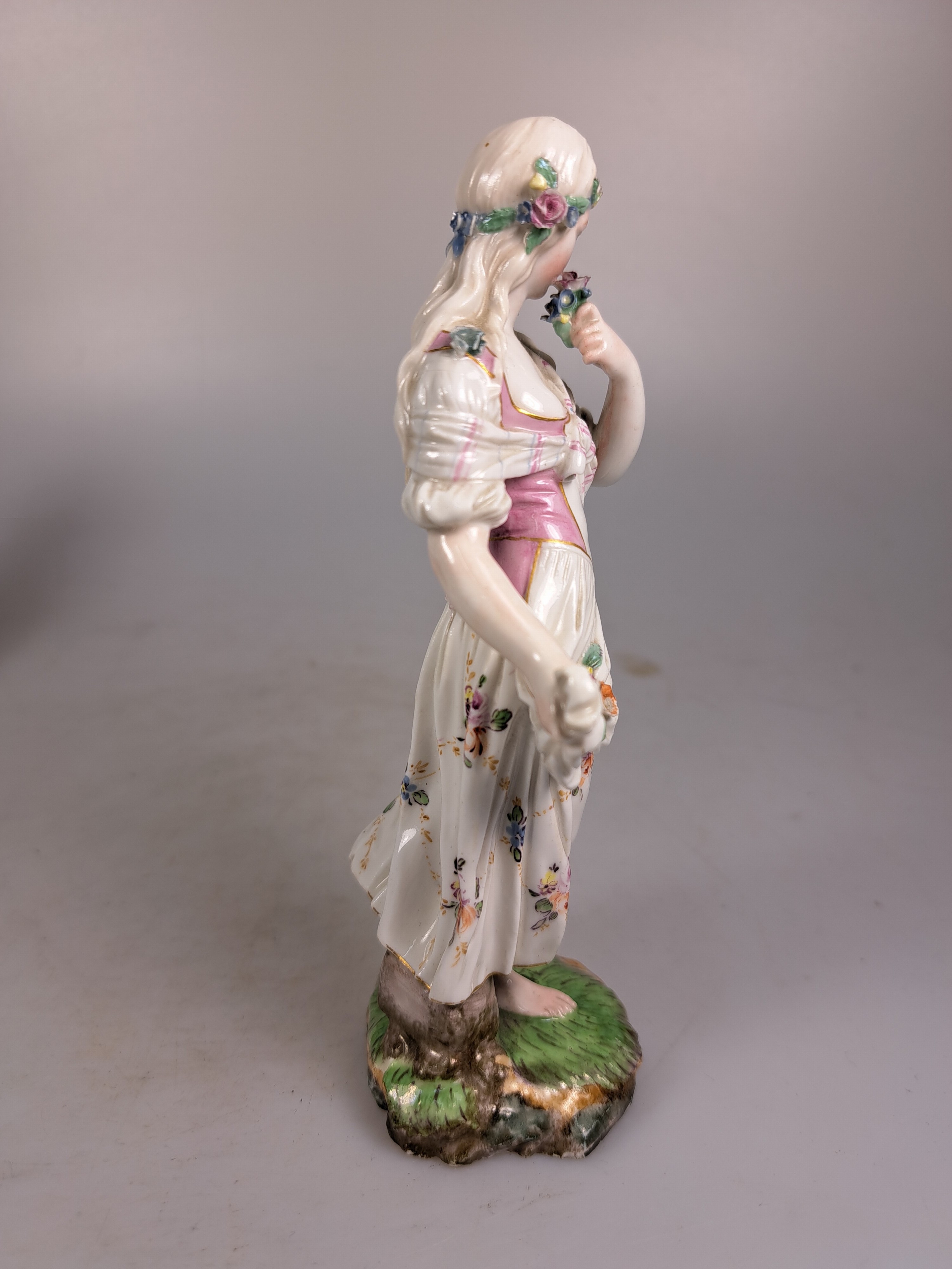 Detail b: Porzellanfigur "Frühling", Hoechst, um 1770, Entw. Johann Peter Melchior, Porzellan, farbig staffiert, plastischer Blumenschmuck l. best., ...