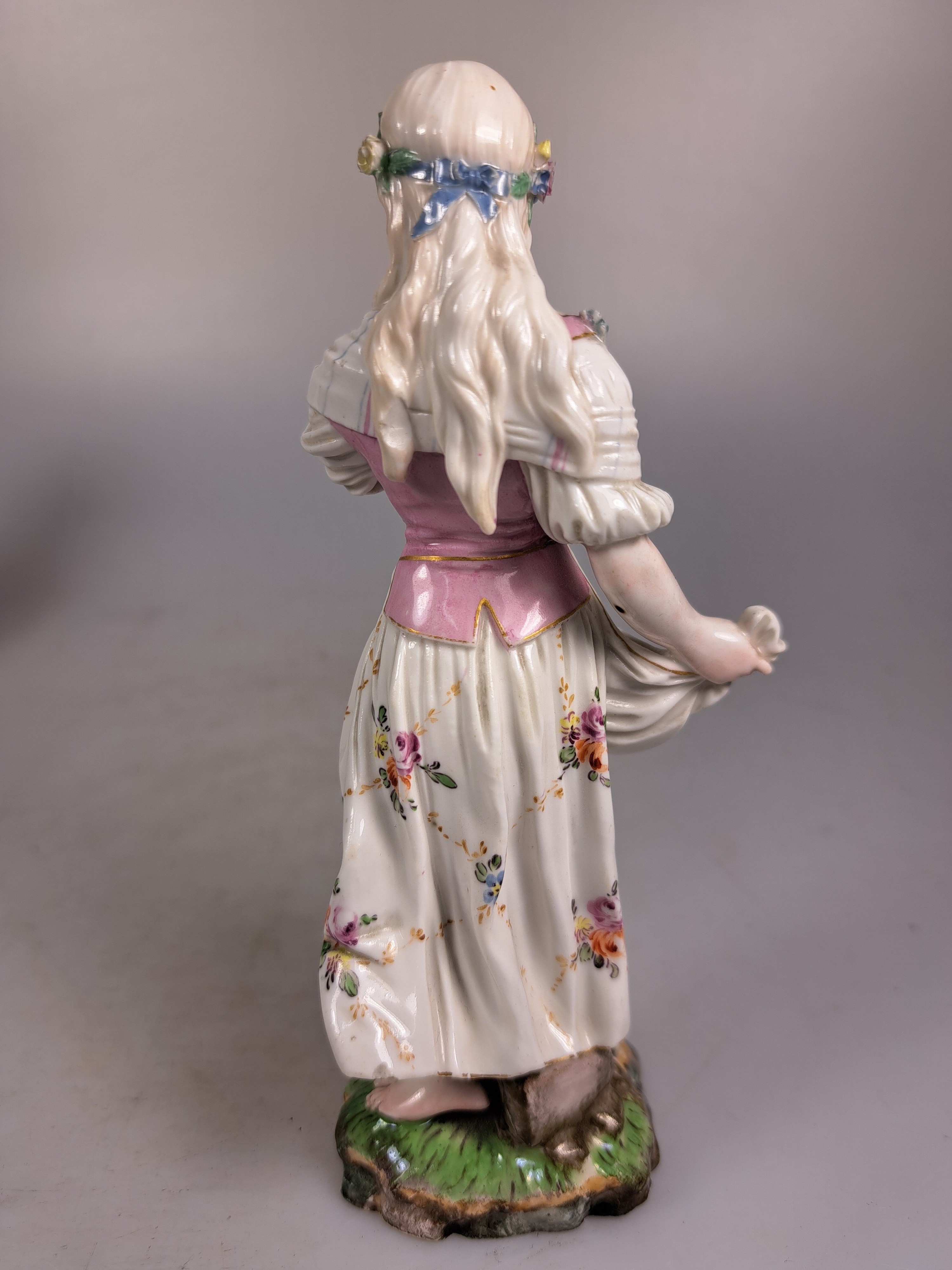 Detail c: Porzellanfigur "Frühling", Hoechst, um 1770, Entw. Johann Peter Melchior, Porzellan, farbig staffiert, plastischer Blumenschmuck l. best., ...