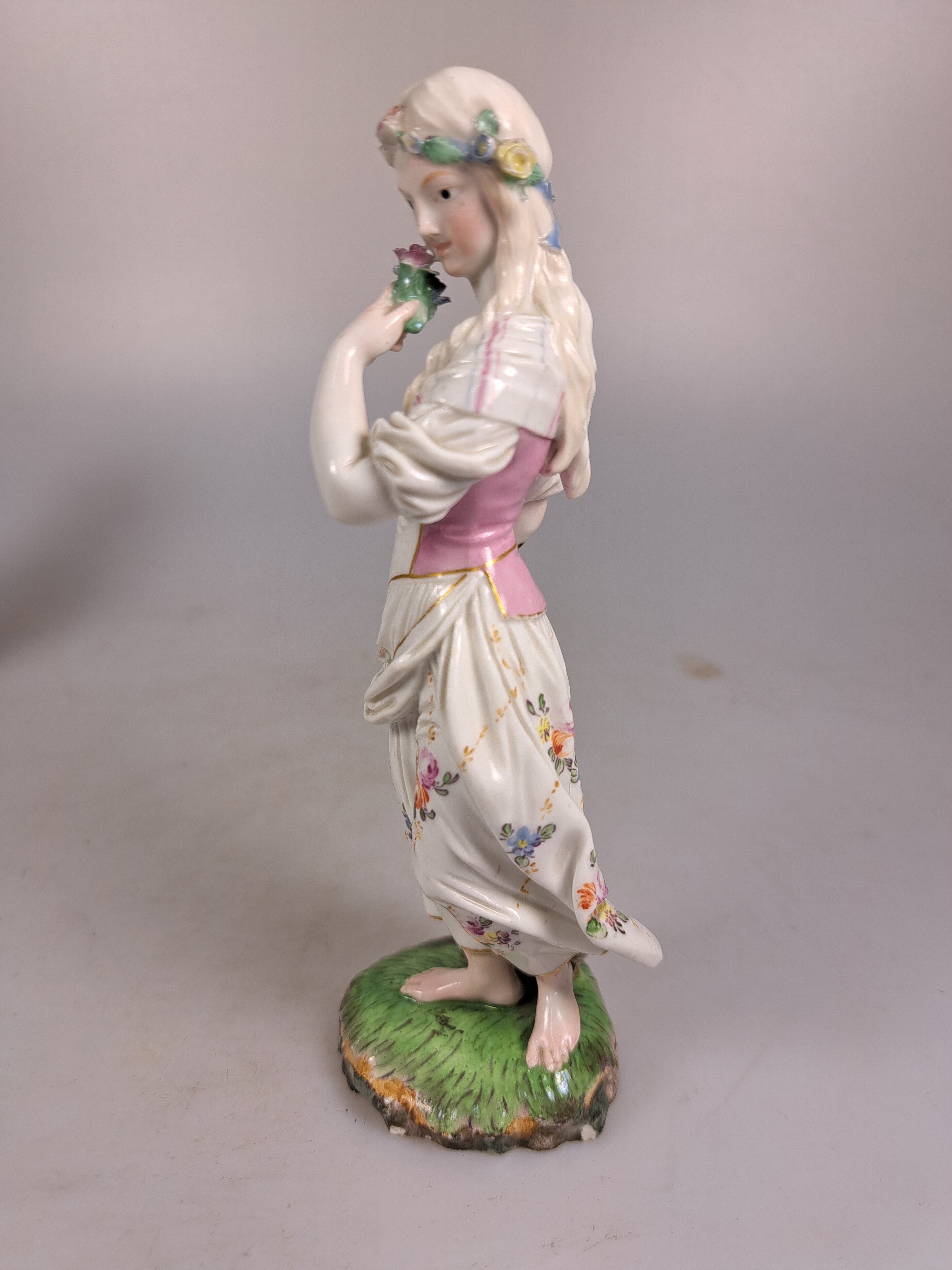Detail d: Porzellanfigur "Frühling", Hoechst, um 1770, Entw. Johann Peter Melchior, Porzellan, farbig staffiert, plastischer Blumenschmuck l. best., ...