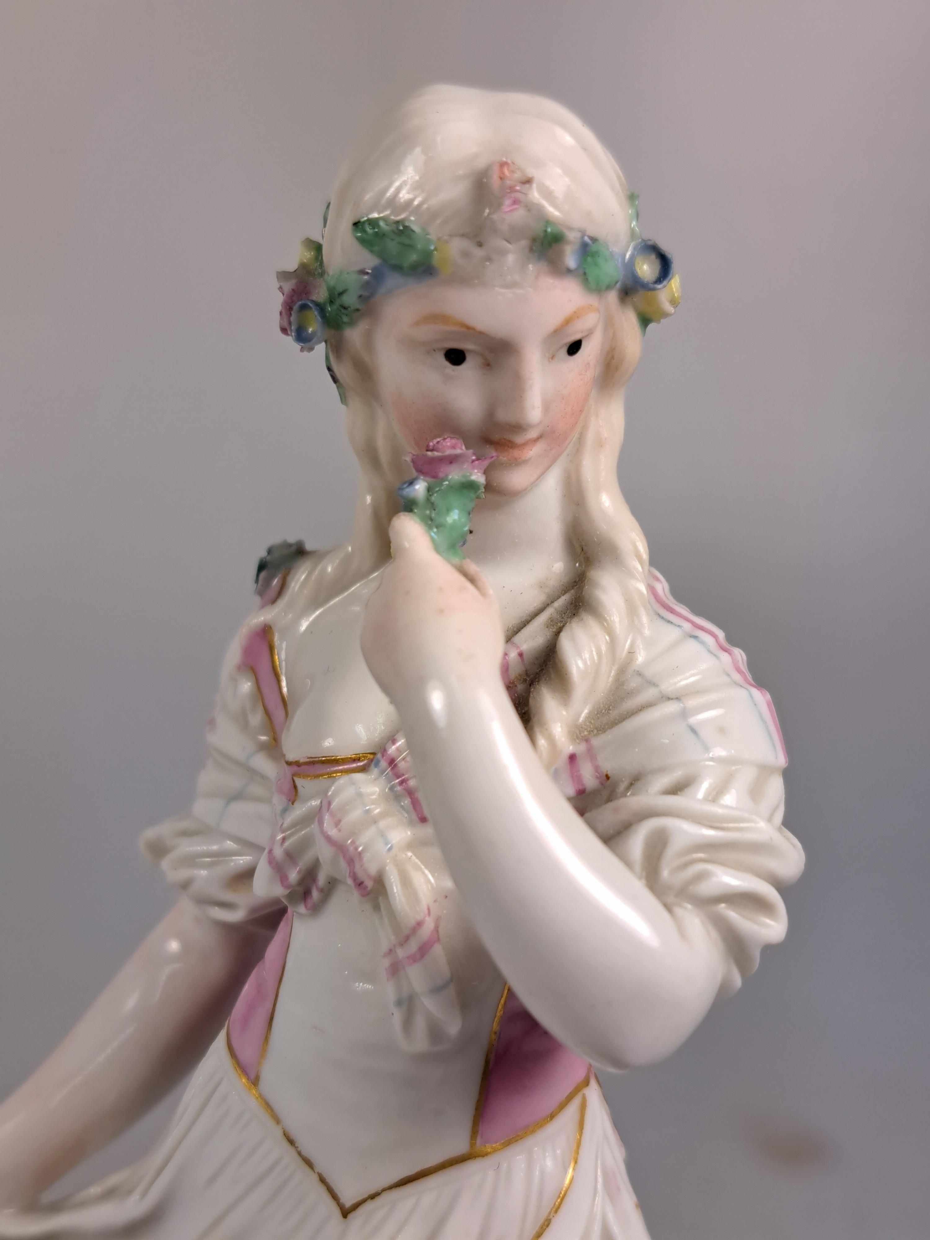 Detail e: Porzellanfigur "Frühling", Hoechst, um 1770, Entw. Johann Peter Melchior, Porzellan, farbig staffiert, plastischer Blumenschmuck l. best., ...