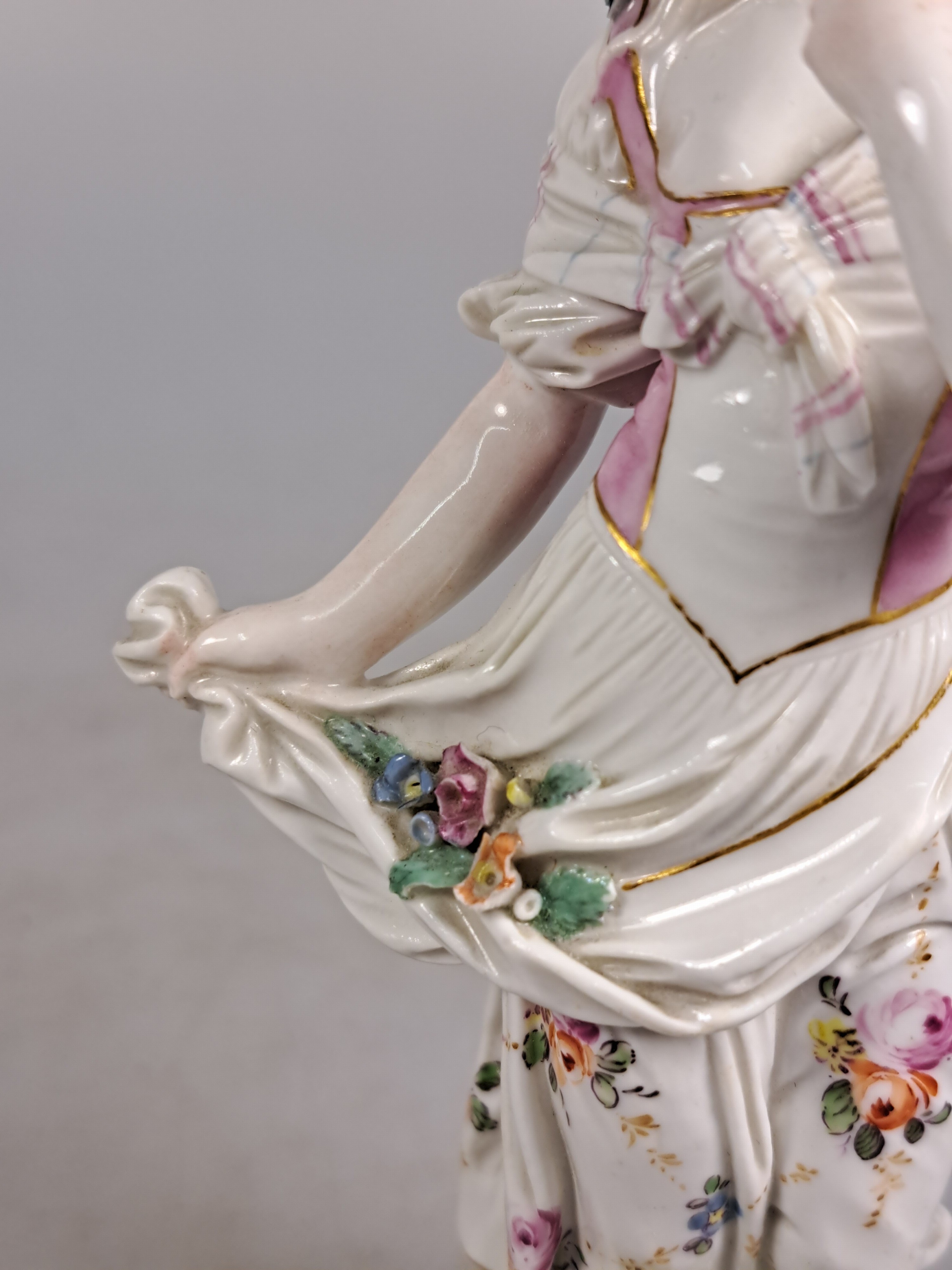 Detail f: Porzellanfigur "Frühling", Hoechst, um 1770, Entw. Johann Peter Melchior, Porzellan, farbig staffiert, plastischer Blumenschmuck l. best., ...