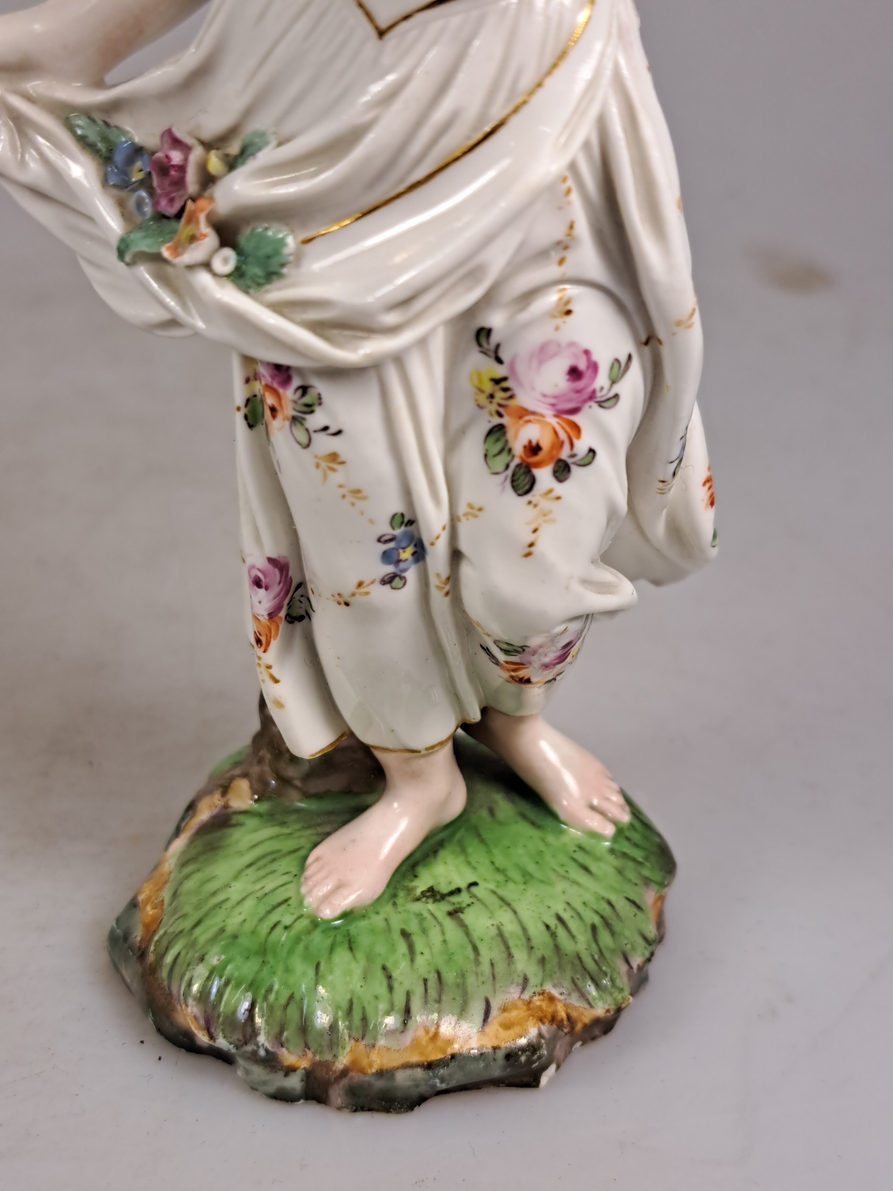 Detail g: Porzellanfigur "Frühling", Hoechst, um 1770, Entw. Johann Peter Melchior, Porzellan, farbig staffiert, plastischer Blumenschmuck l. best., ...
