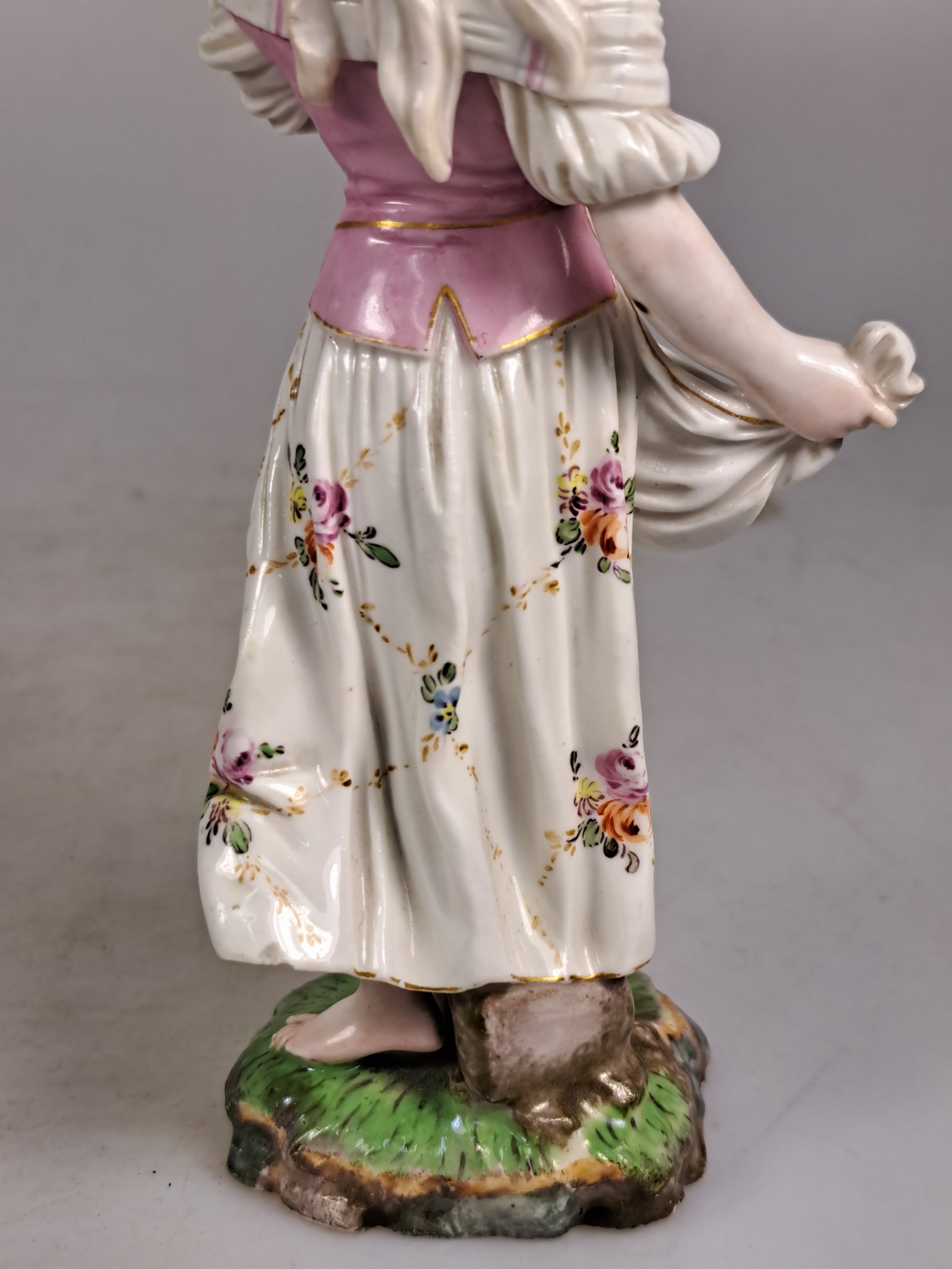 Detail h: Porzellanfigur "Frühling", Hoechst, um 1770, Entw. Johann Peter Melchior, Porzellan, farbig staffiert, plastischer Blumenschmuck l. best., ...