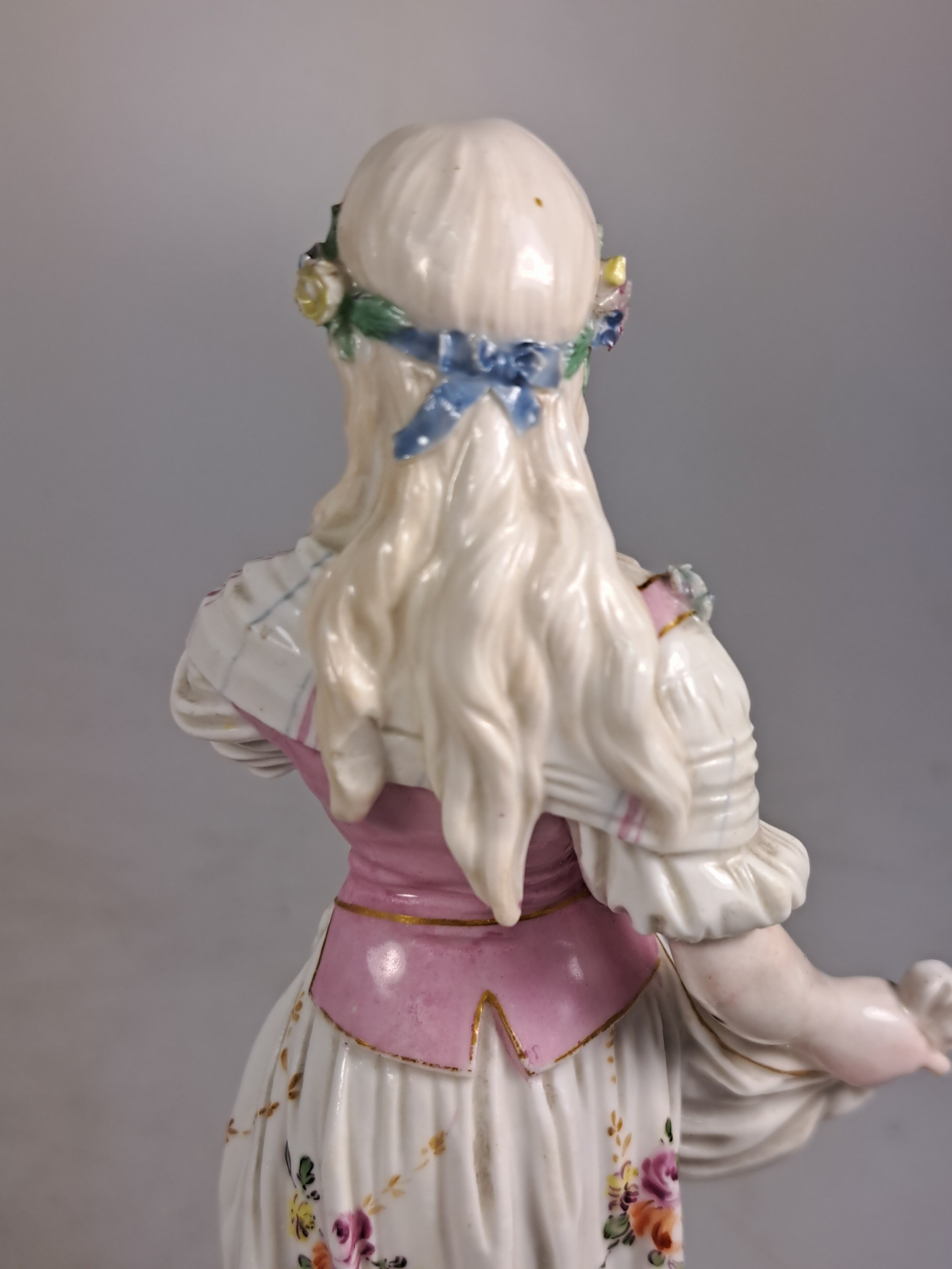 Detail i: Porzellanfigur "Frühling", Hoechst, um 1770, Entw. Johann Peter Melchior, Porzellan, farbig staffiert, plastischer Blumenschmuck l. best., ...