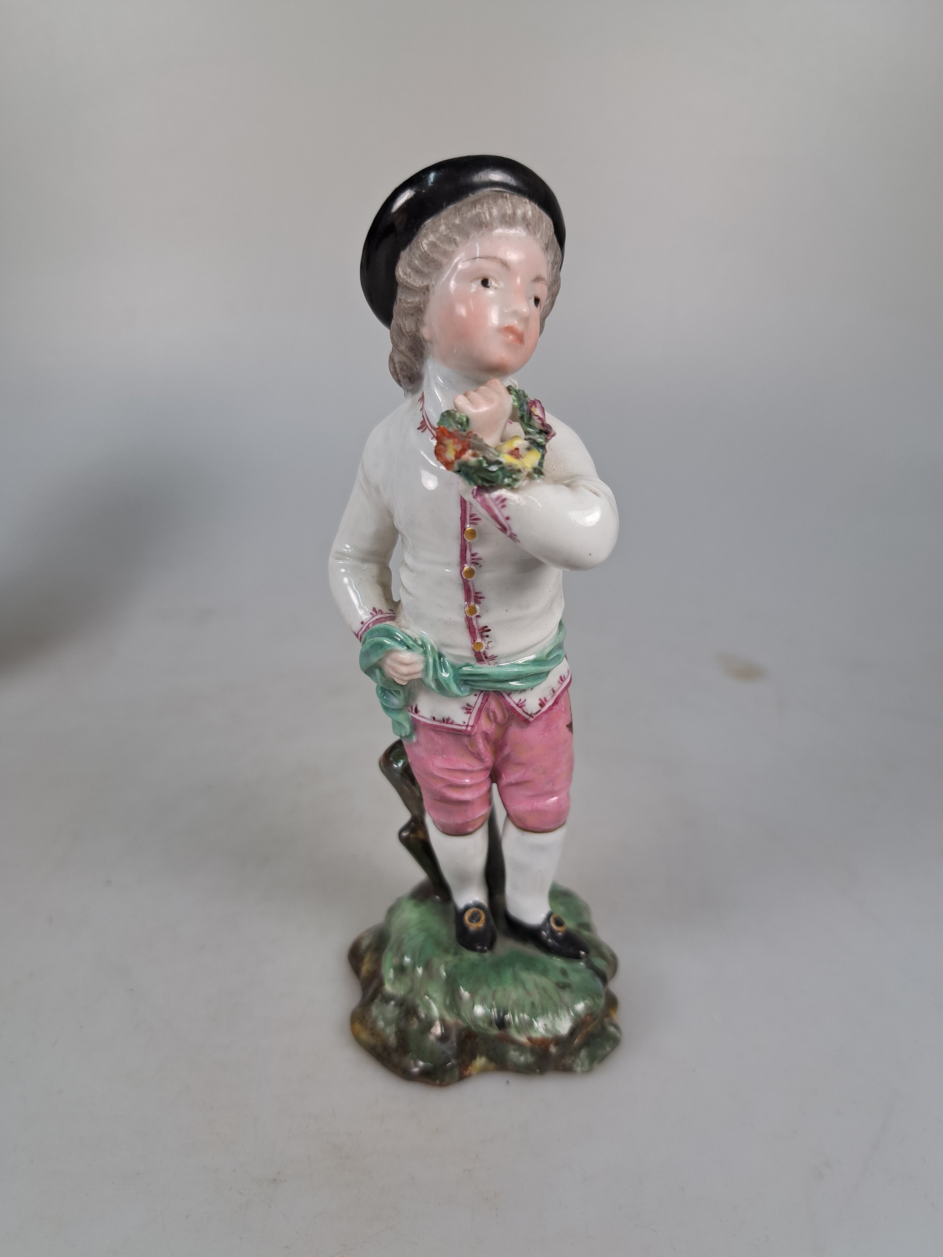 Detail a: Porzellanfigur, Hoechst, um 1770, Porzellan, farbig staffiert, Knabe mit Blumenkranz, Entw. wohl Melchior, min. best., H. 14 cm, unterglasurblaue ...