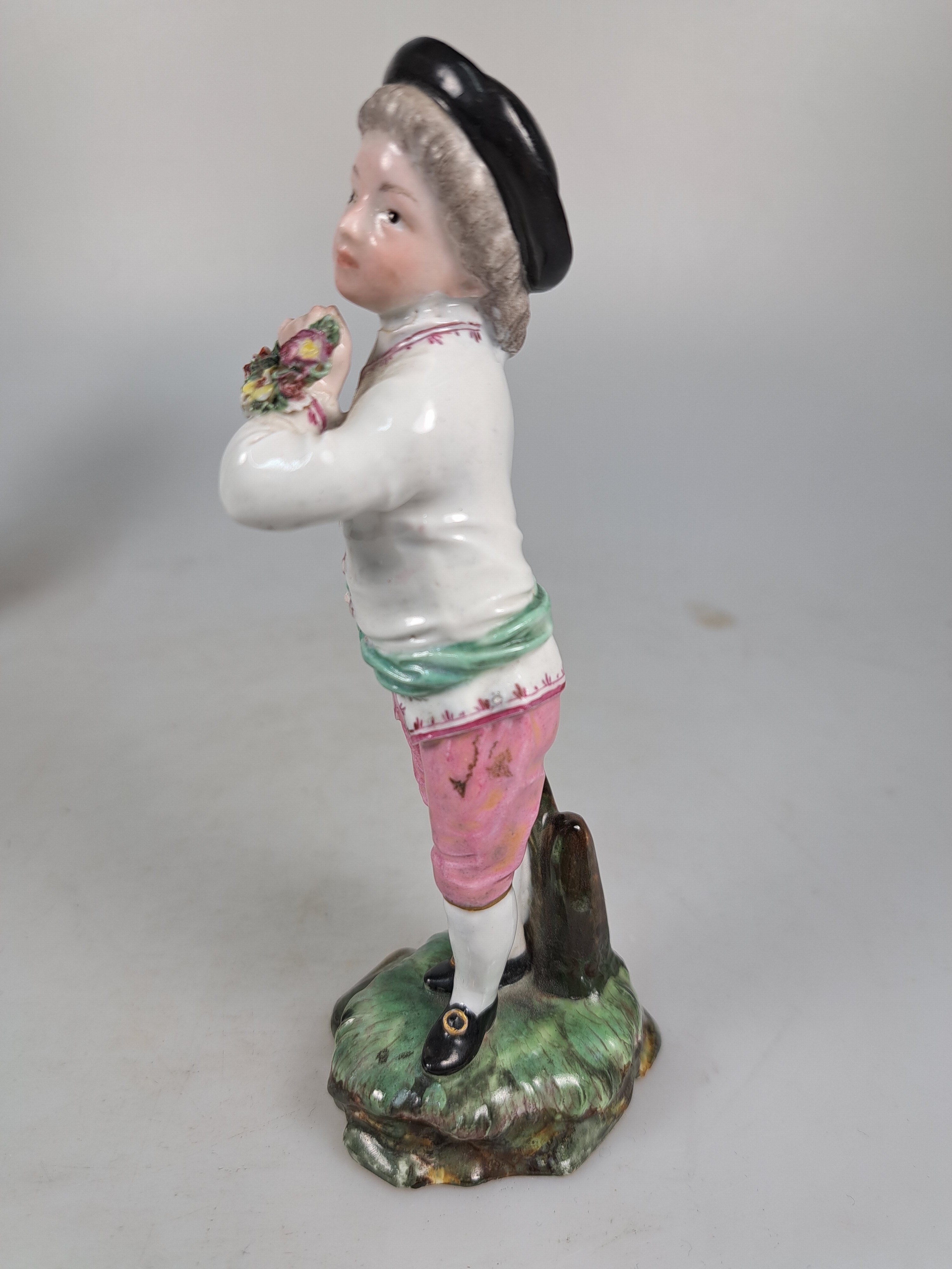 Detail b: Porzellanfigur, Hoechst, um 1770, Porzellan, farbig staffiert, Knabe mit Blumenkranz, Entw. wohl Melchior, min. best., H. 14 cm, unterglasurblaue ...