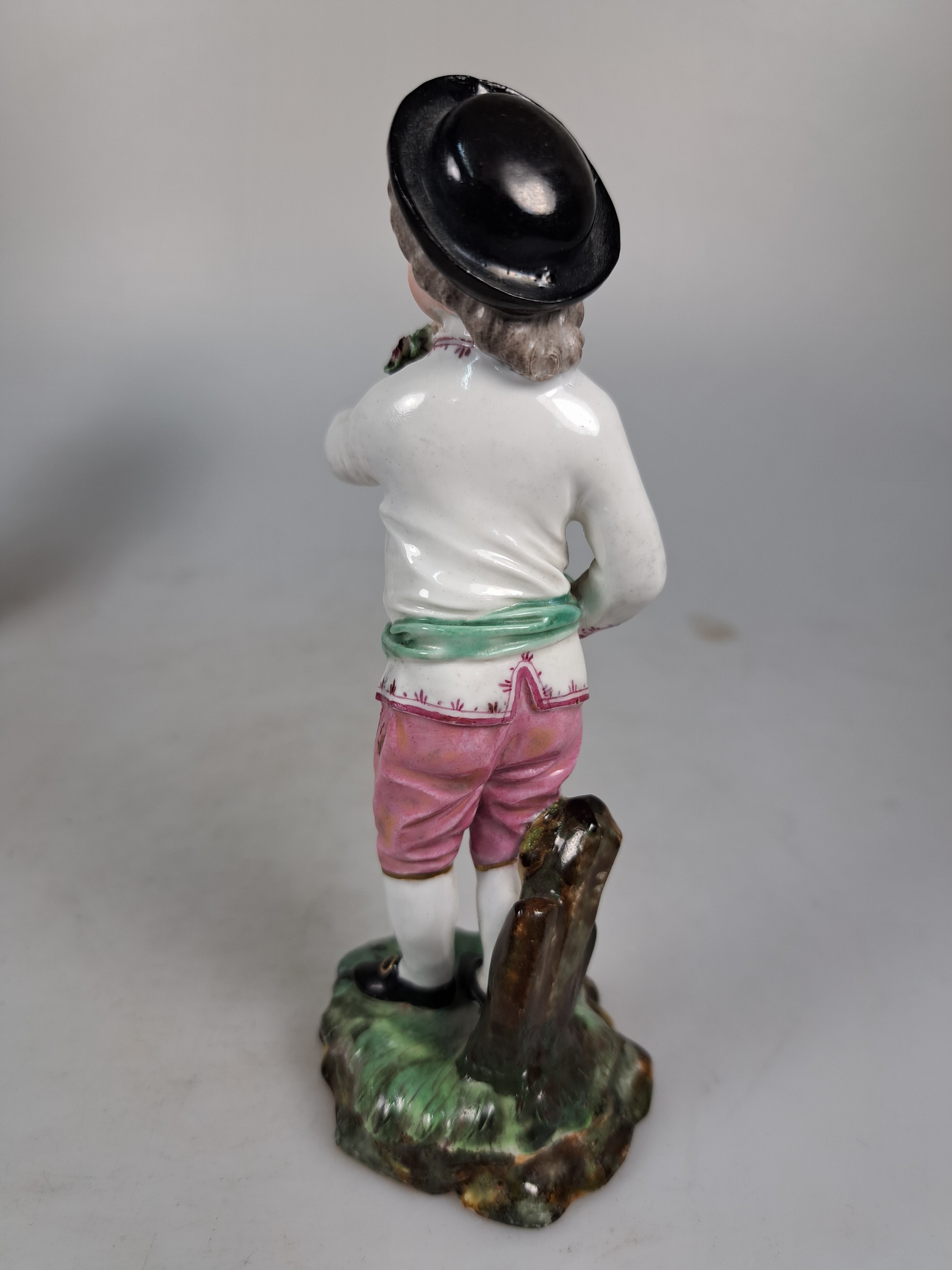 Detail c: Porzellanfigur, Hoechst, um 1770, Porzellan, farbig staffiert, Knabe mit Blumenkranz, Entw. wohl Melchior, min. best., H. 14 cm, unterglasurblaue ...