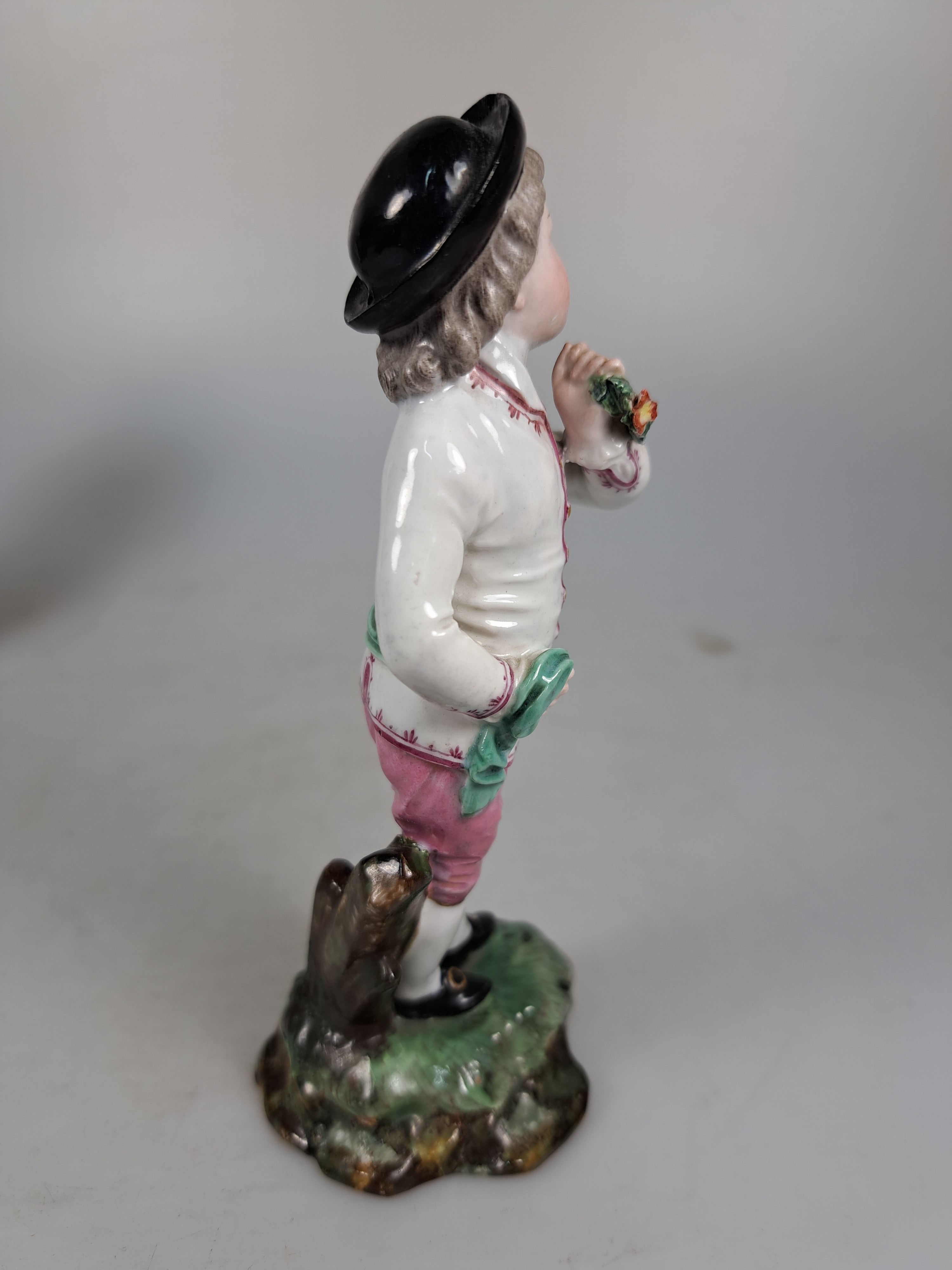 Detail d: Porzellanfigur, Hoechst, um 1770, Porzellan, farbig staffiert, Knabe mit Blumenkranz, Entw. wohl Melchior, min. best., H. 14 cm, unterglasurblaue ...