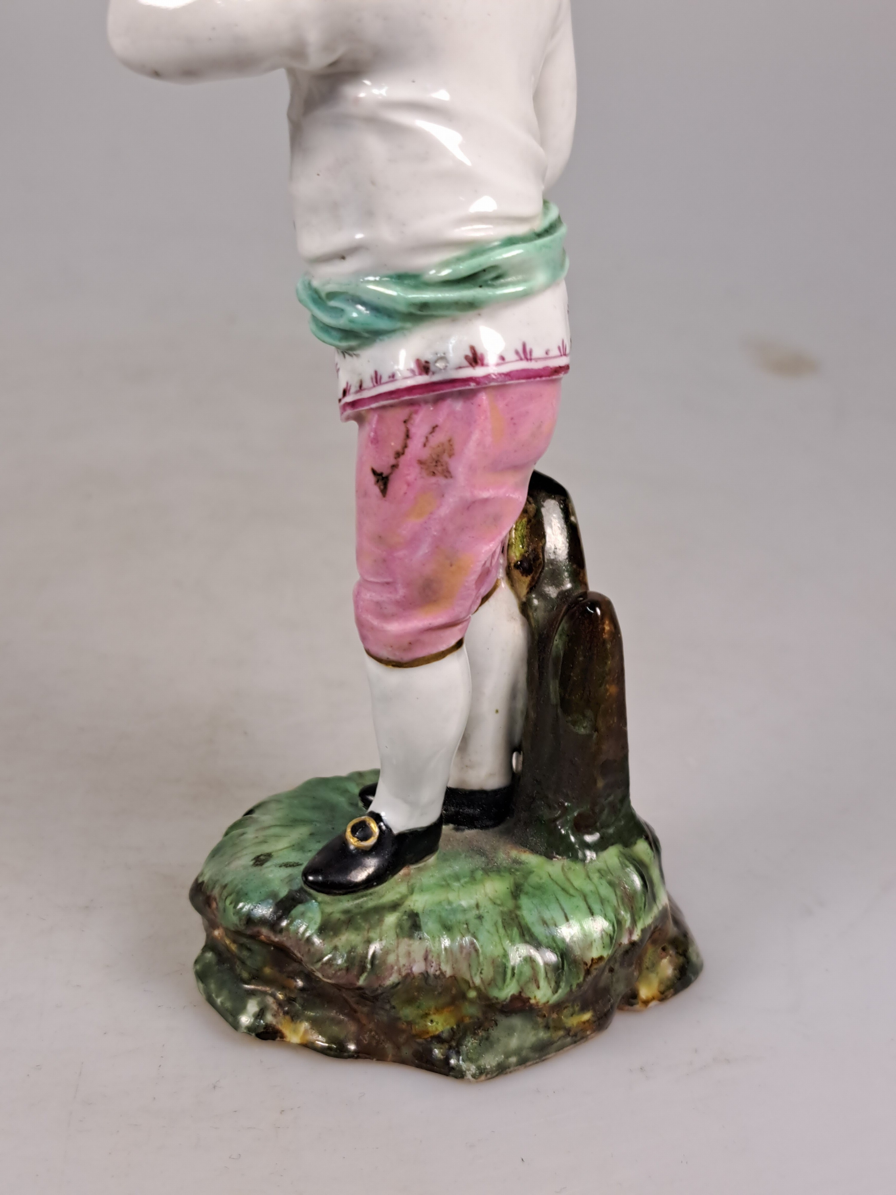 Detail e: Porzellanfigur, Hoechst, um 1770, Porzellan, farbig staffiert, Knabe mit Blumenkranz, Entw. wohl Melchior, min. best., H. 14 cm, unterglasurblaue ...