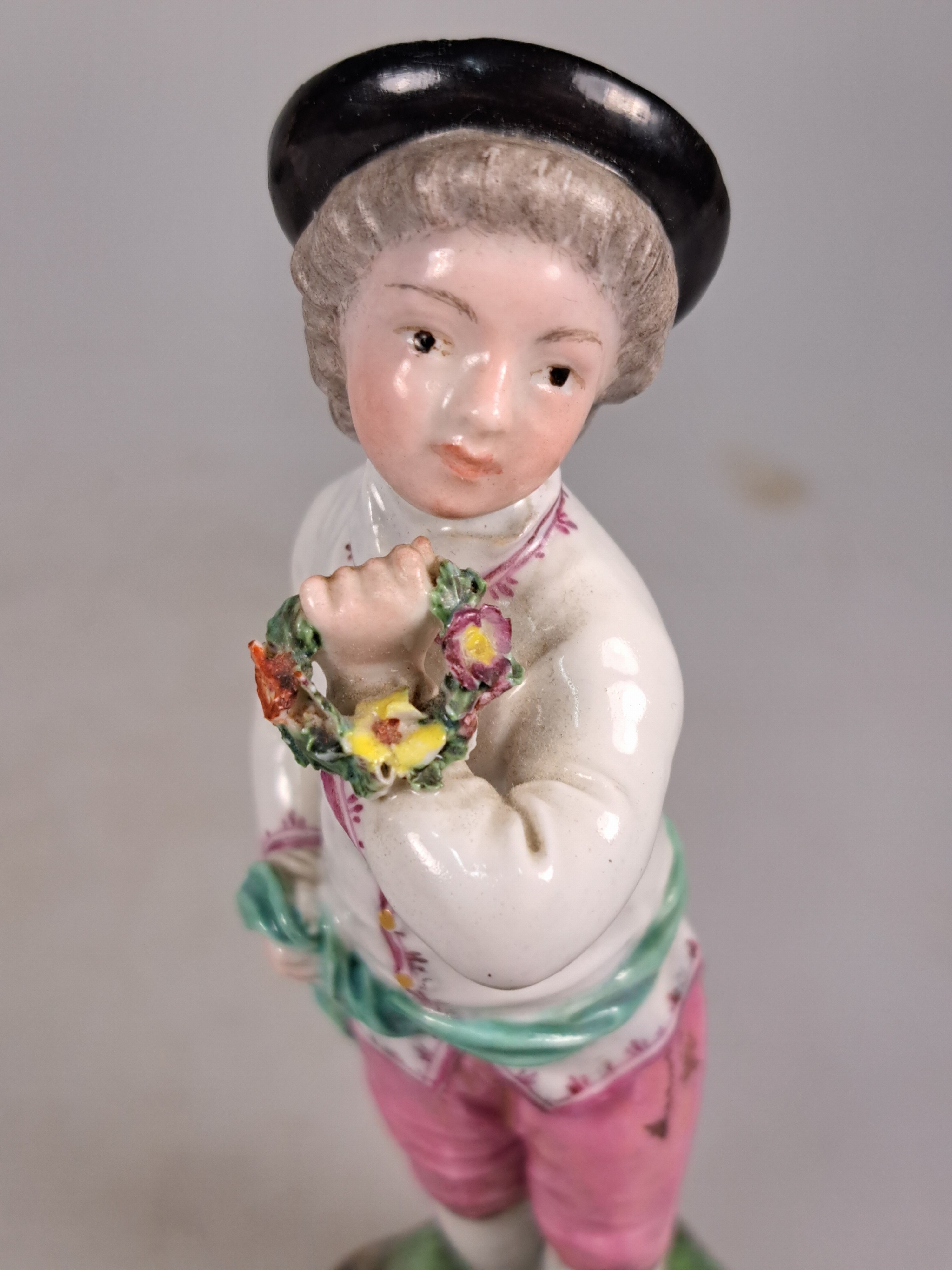 Detail f: Porzellanfigur, Hoechst, um 1770, Porzellan, farbig staffiert, Knabe mit Blumenkranz, Entw. wohl Melchior, min. best., H. 14 cm, unterglasurblaue ...
