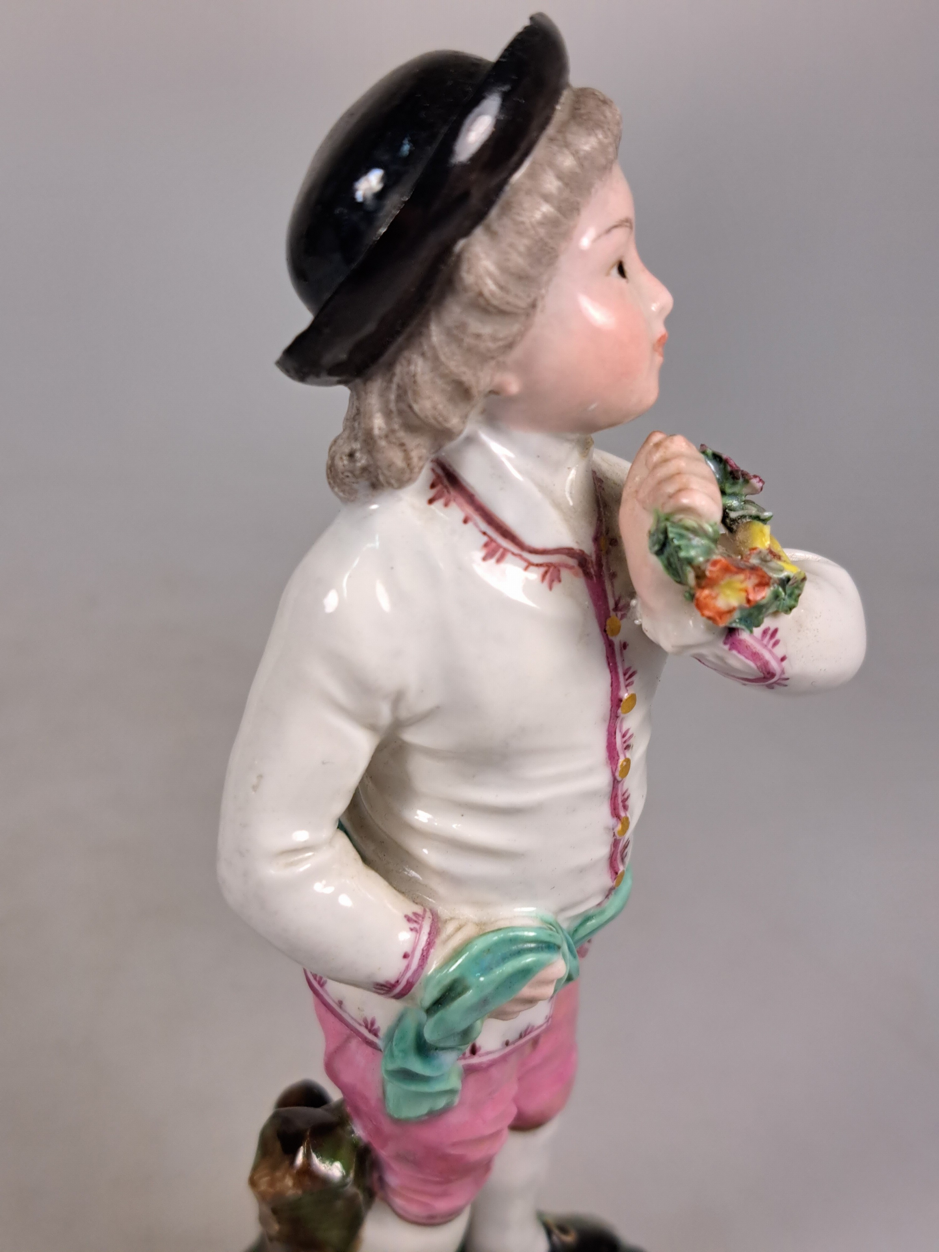 Detail g: Porzellanfigur, Hoechst, um 1770, Porzellan, farbig staffiert, Knabe mit Blumenkranz, Entw. wohl Melchior, min. best., H. 14 cm, unterglasurblaue ...