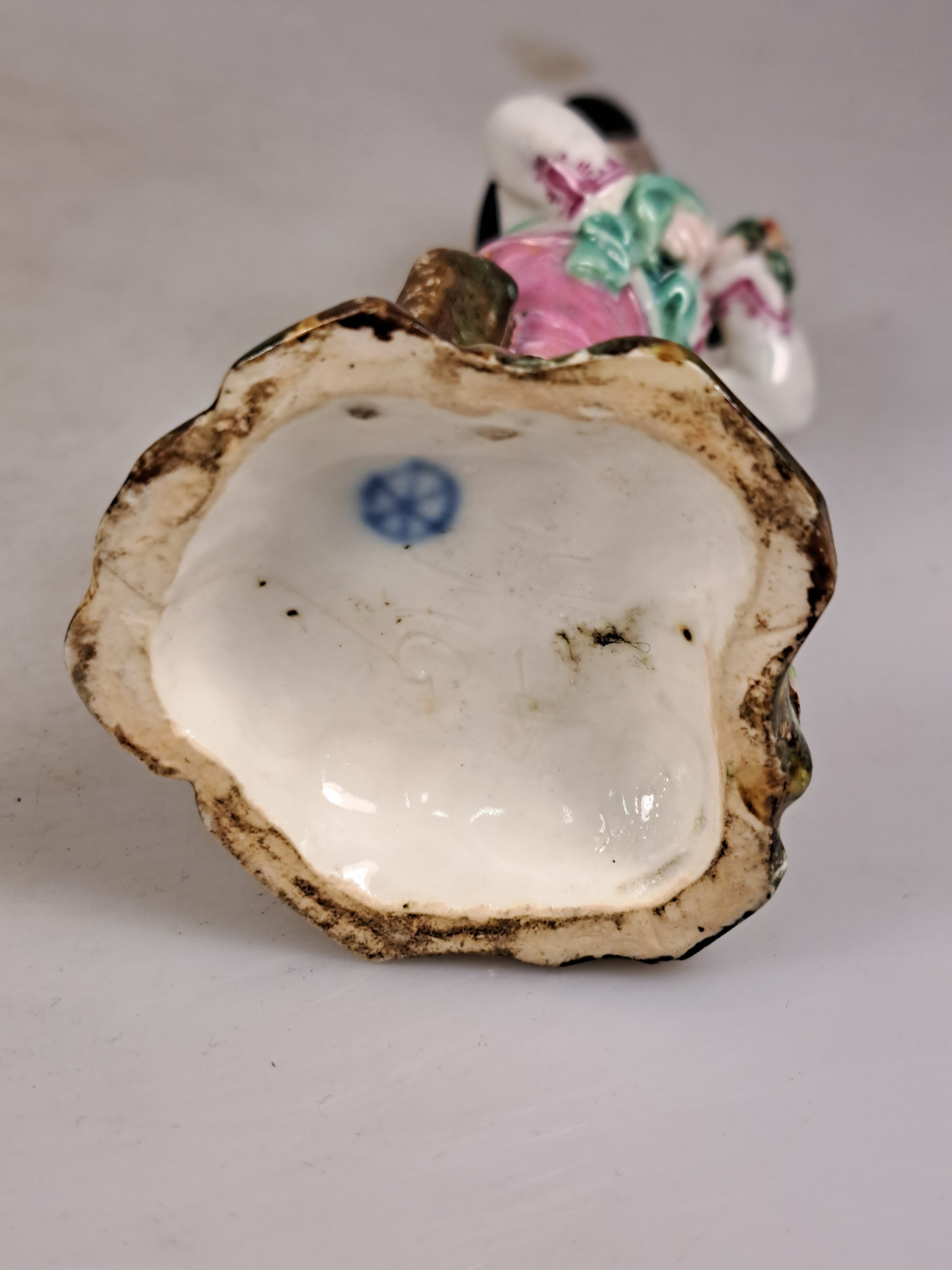 Detail h: Porzellanfigur, Hoechst, um 1770, Porzellan, farbig staffiert, Knabe mit Blumenkranz, Entw. wohl Melchior, min. best., H. 14 cm, unterglasurblaue ...