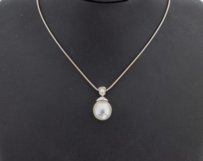 Image 18 kt Gold Perl-Diamant-Anhänger, WG 750/00gepr., Südseezuchtperle, l. unrund, D. ca. ...