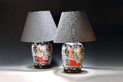 Image Paar Tischlampen, China, 20. Jh., Fuß Porzellan mit reicher bunter Malerei, je eine ...