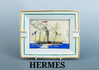 Image HERMES Aschenbecher, weißes Porzellan, polychromes Dekor, Spiegel mit Darstellung ...