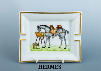 Image HERMES Aschenbecher, weißes Porzellan, polychromes Dekor, Darstellung eines Pferdes ...