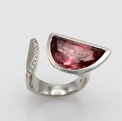 27103476a - Ring mit Turmalin und Brillanten, WG 585/000, z.T. matt., Ringschiene offen, rosa ...