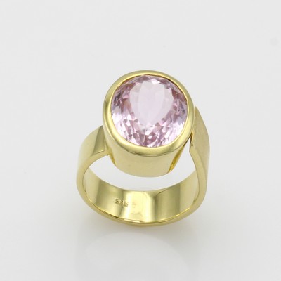 27103478a - Ring mit Kunzit, GG 585/000, ovaler Kunzit ca. 12 ct, Ringschiene versetzt u. z.T. ...