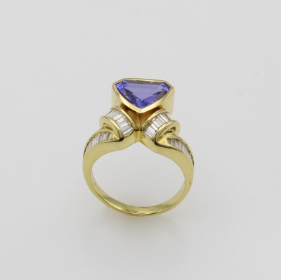27103486a - Ring mit Tansanit und Diamanten, GG 750/000,Diam. zus. ca. 1 ct feines Weiß/si, ...