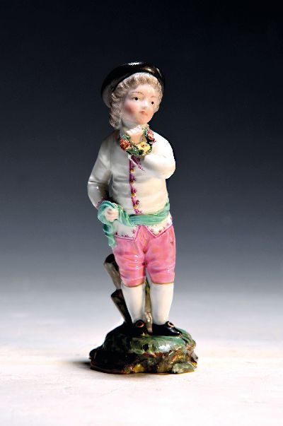 Image Porzellanfigur, Hoechst, um 1770, Porzellan, farbig staffiert, Knabe mit Blumenkranz, ...