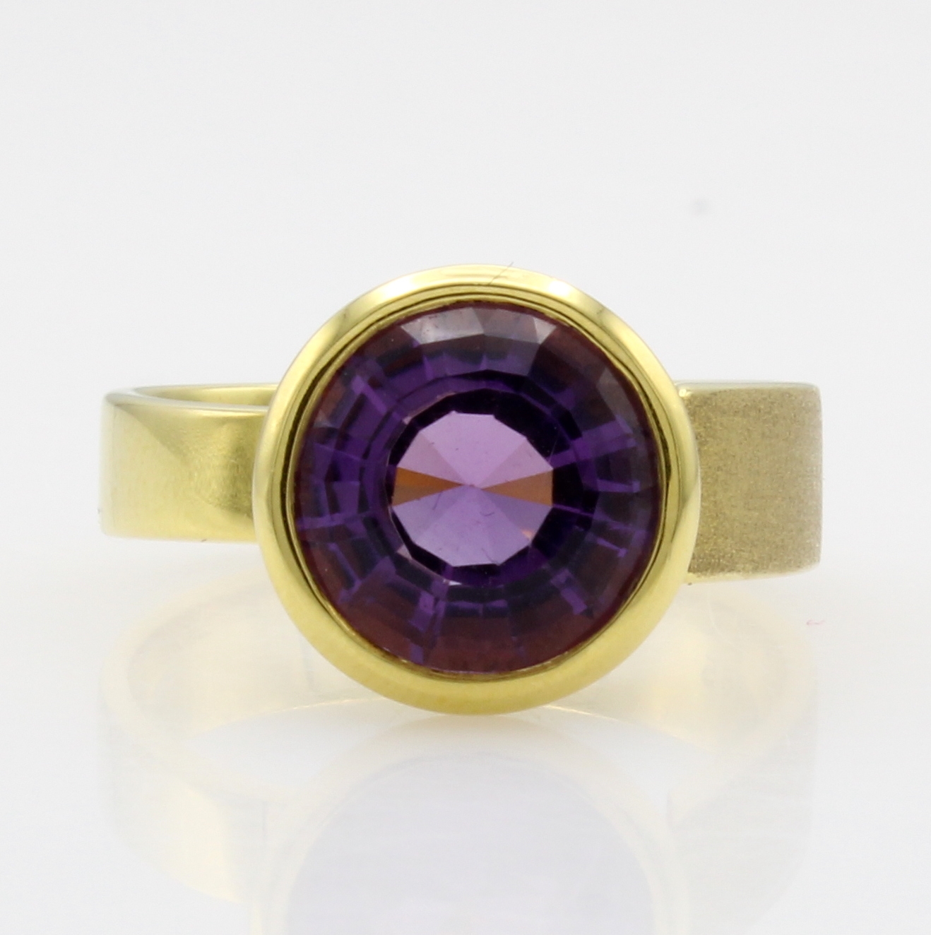Image 27103514 - Ring mit Amethyst, GG 585/000, Ringschiene versetzt u. z.T. matt., runder Amethyst ca. ...