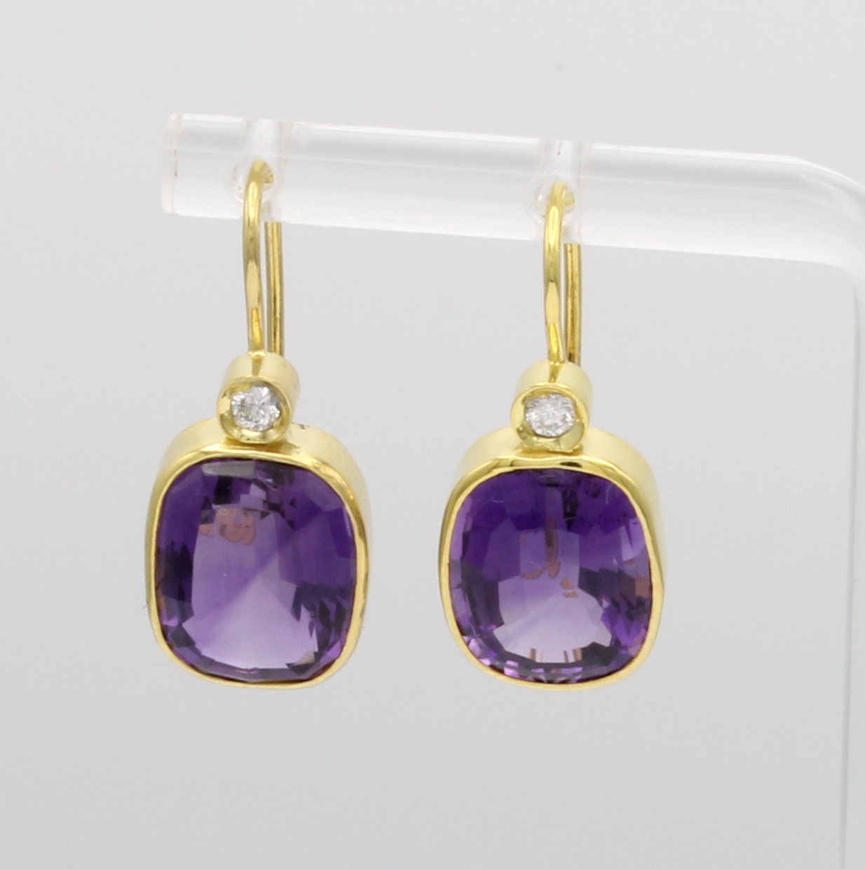 Image 27103515 - Paar Ohrgehänge mit Brillanten und Amethysten, GG 585/000, 2 Brill. zus. ca. 0.12 ct ...