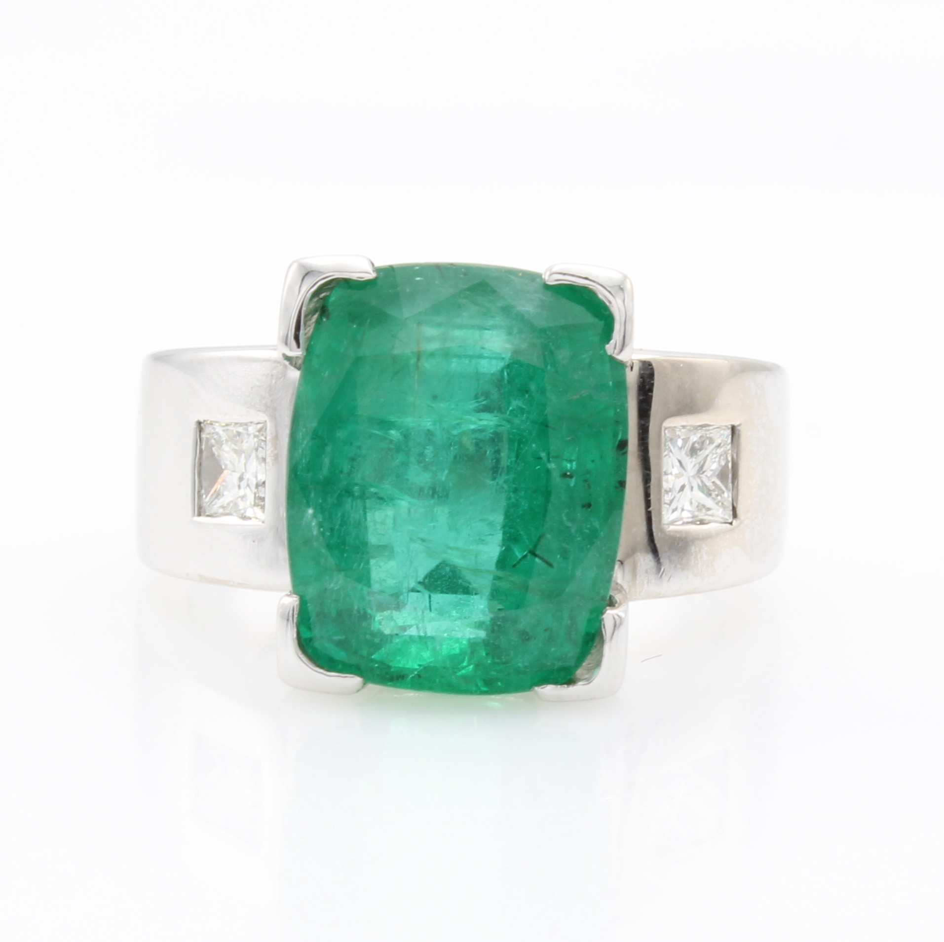 Image 27103521 - Ring mit Smaragd und Diamanten, WG 750/000, 2 Diam. seitl. gef. zus. ca. 0.40 ct ...