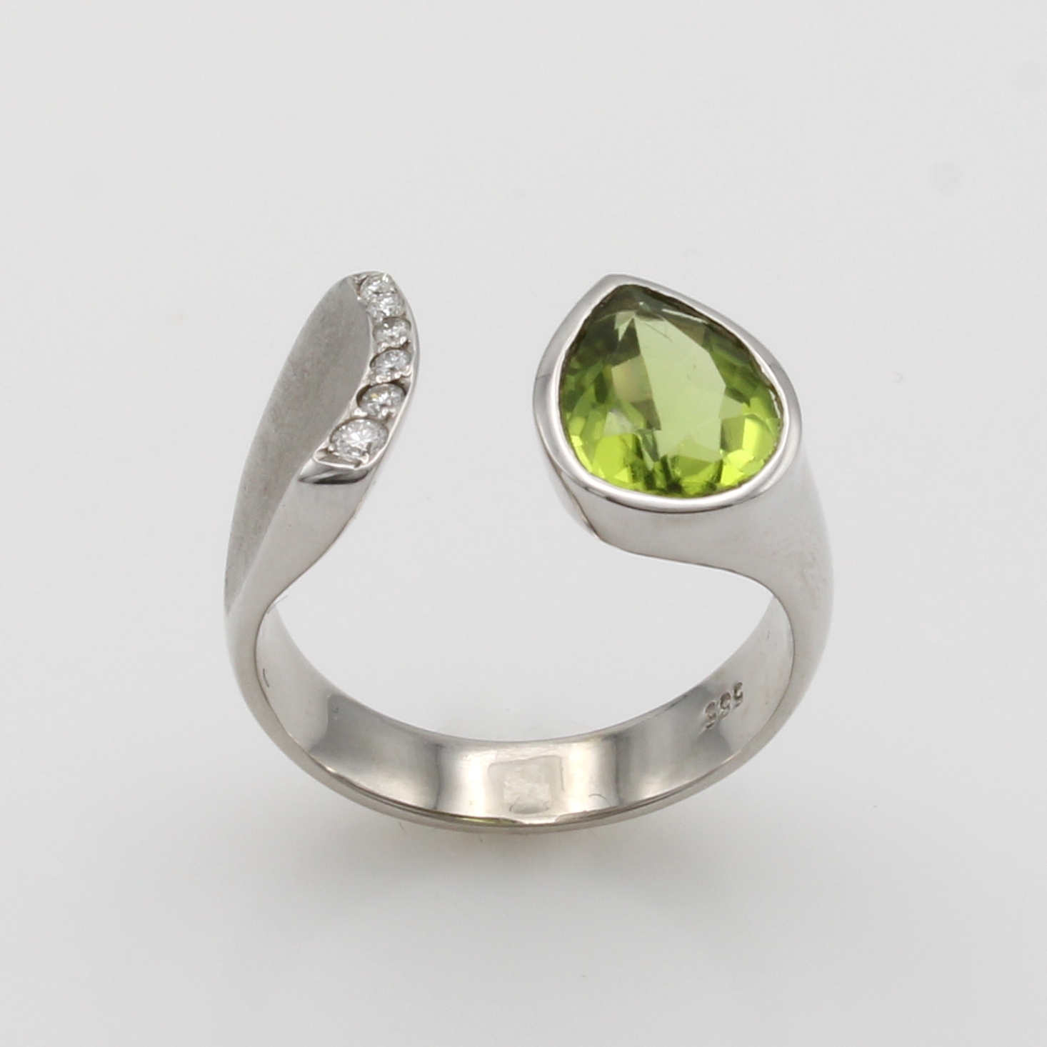 Image 27103538 - Ring mit Peridot und Brillanten, WG 585/000,tropfenf. Peridot ca. 2.6 ct, Brill. zus. ...